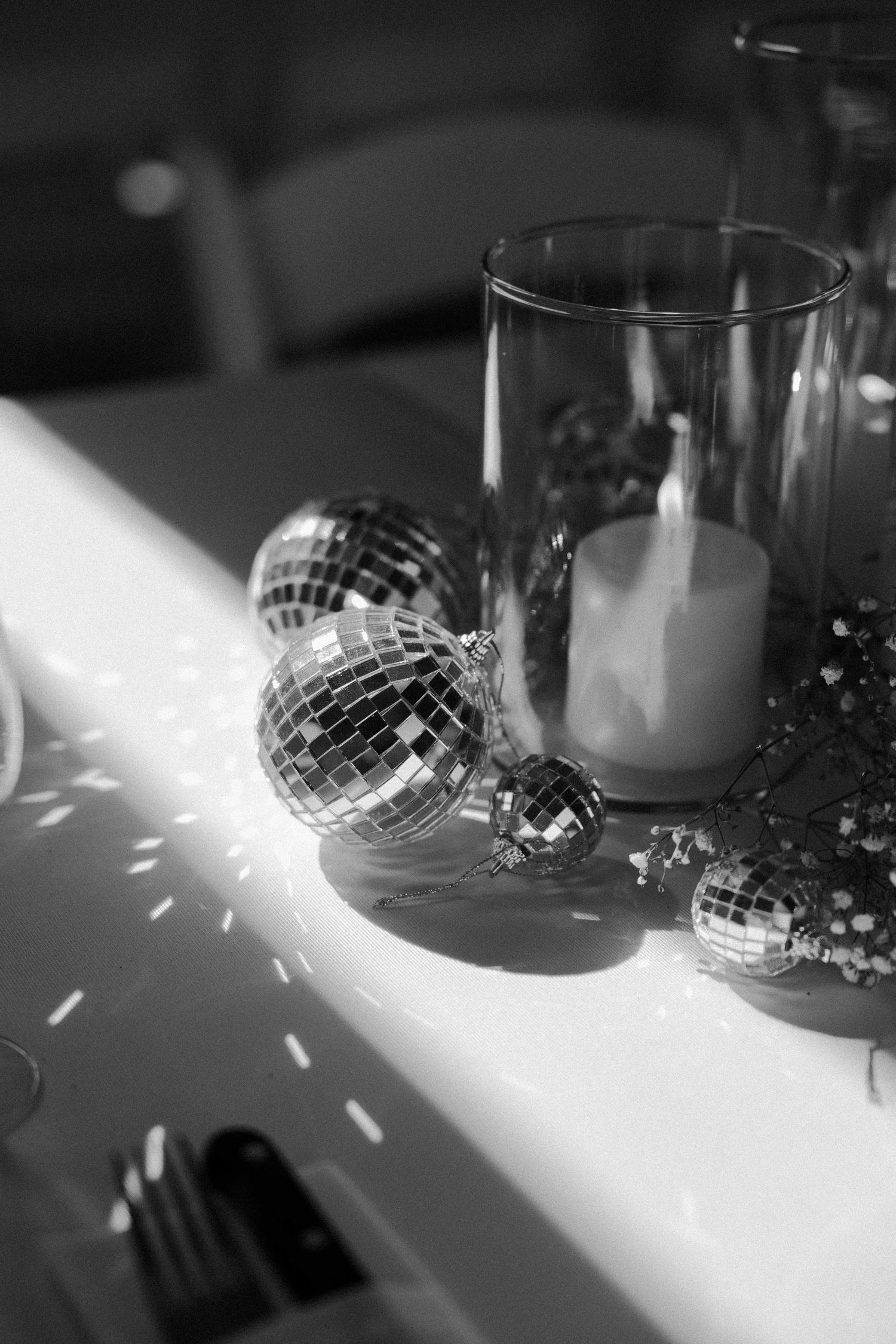 Discoballen als trouwdecoratie en thema van de trouwdag - spontane trouwfotografie in Almere, Flevoland.