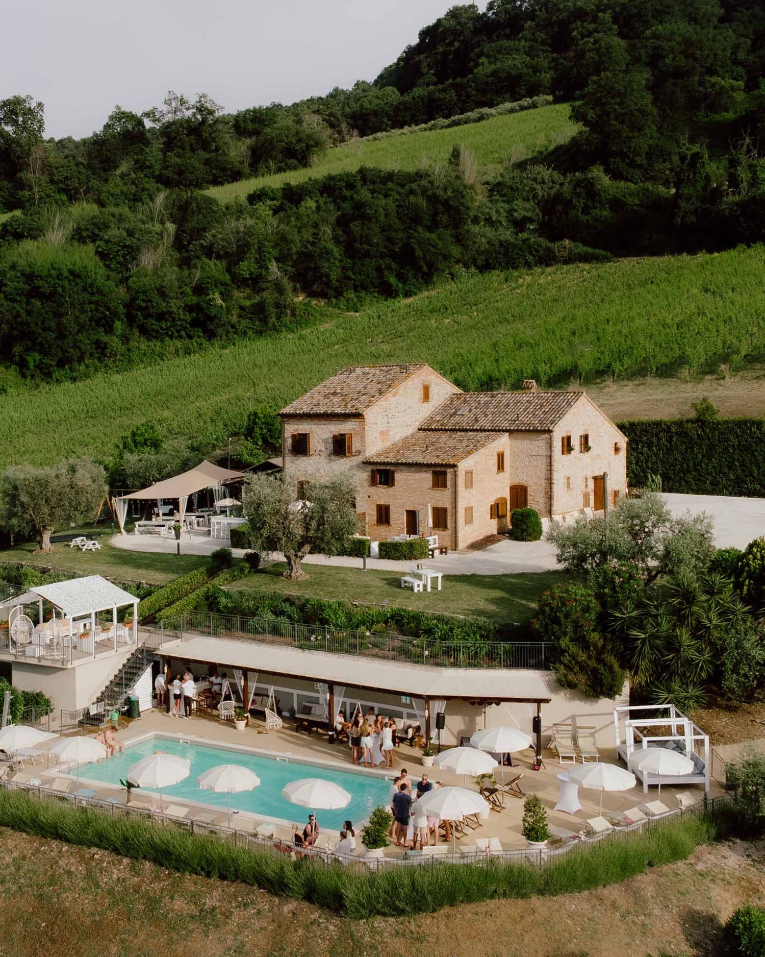 Wide view met drone van de trouwlocatie in Toscane, Italië