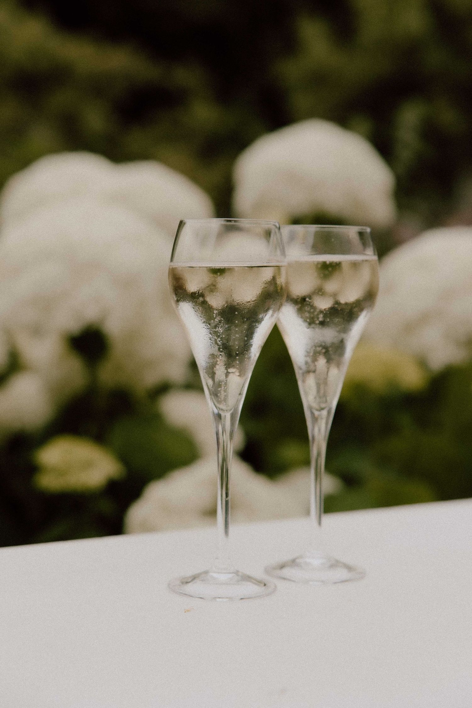 Champagne tijdens de borrel van de trouwdag bij Buitenplaats Beeckestijn