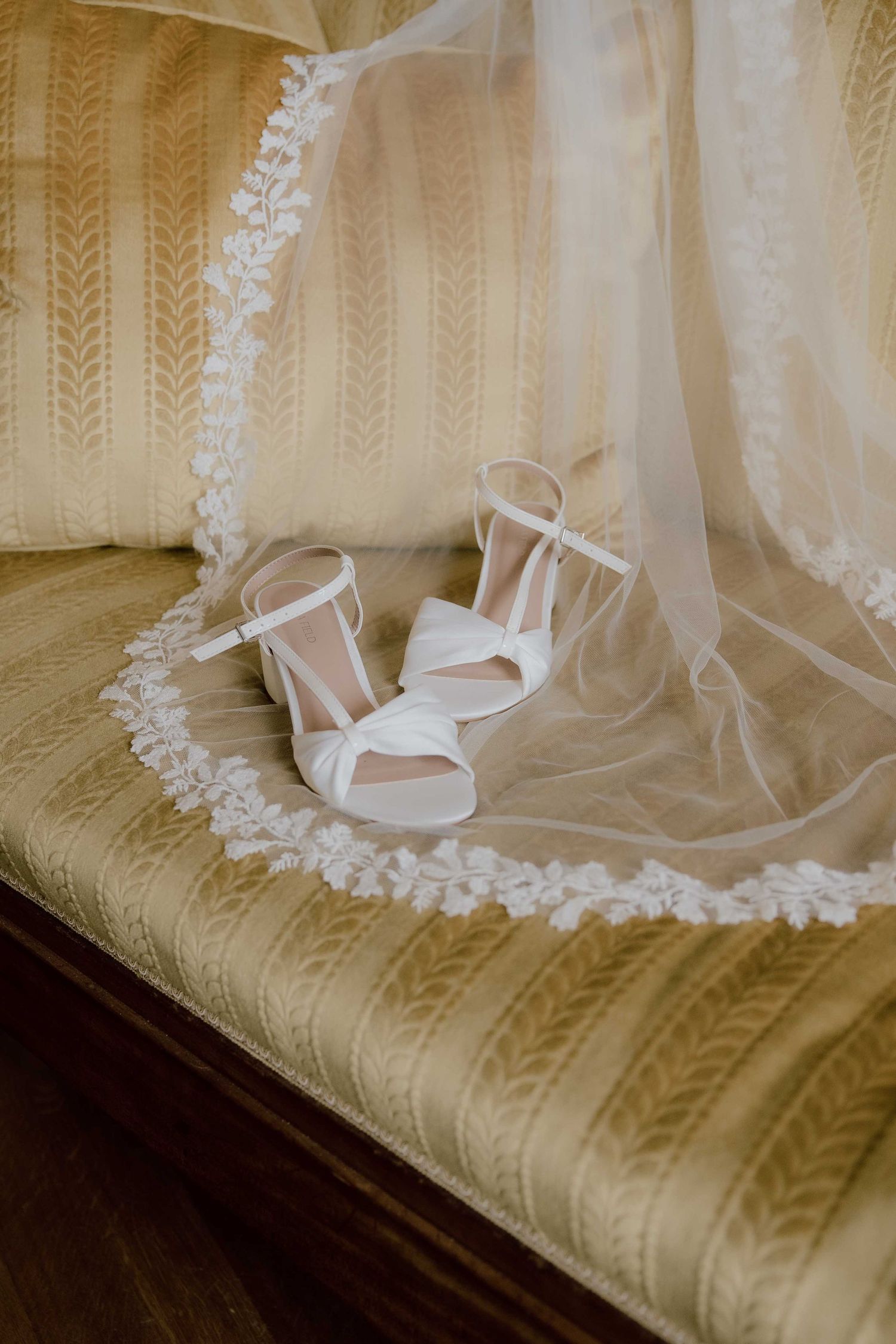 trouwschoenen en sluier tijdens het klaarmaken