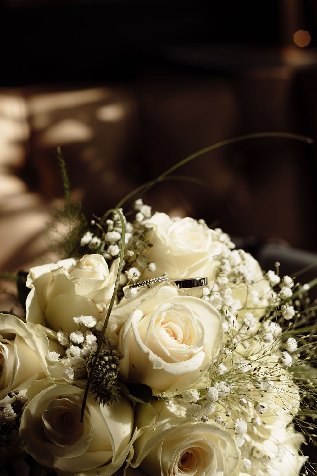 Detail foto van trouwboeket met trouwringen