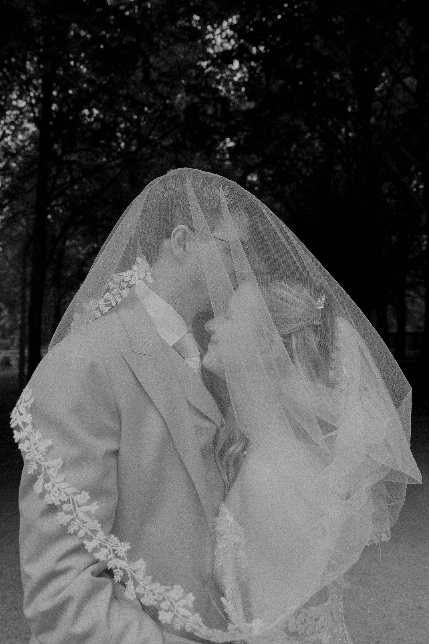 Bruidspaar samen onder de sluier tijdens de fotoshoot