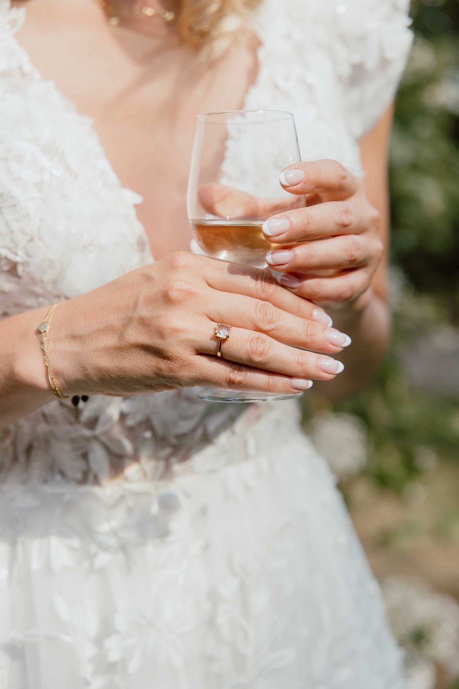 Bruid houdt glas champagne vast tijdens de toast - spontane trouwfotografie in Almere, Flevoland.