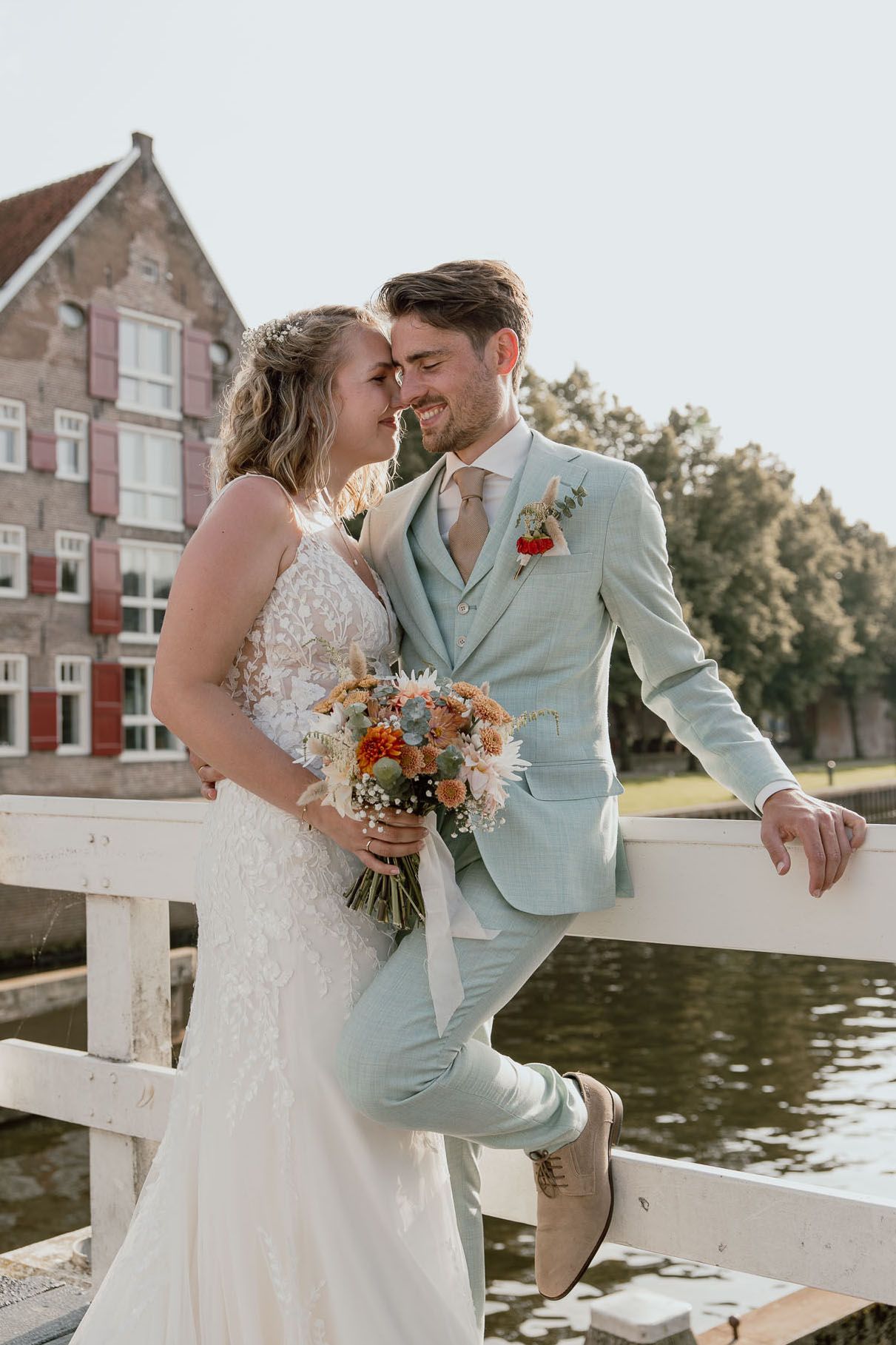 Bruidspaar tijdens loveshoot in Zwolle in de zon in de zomer