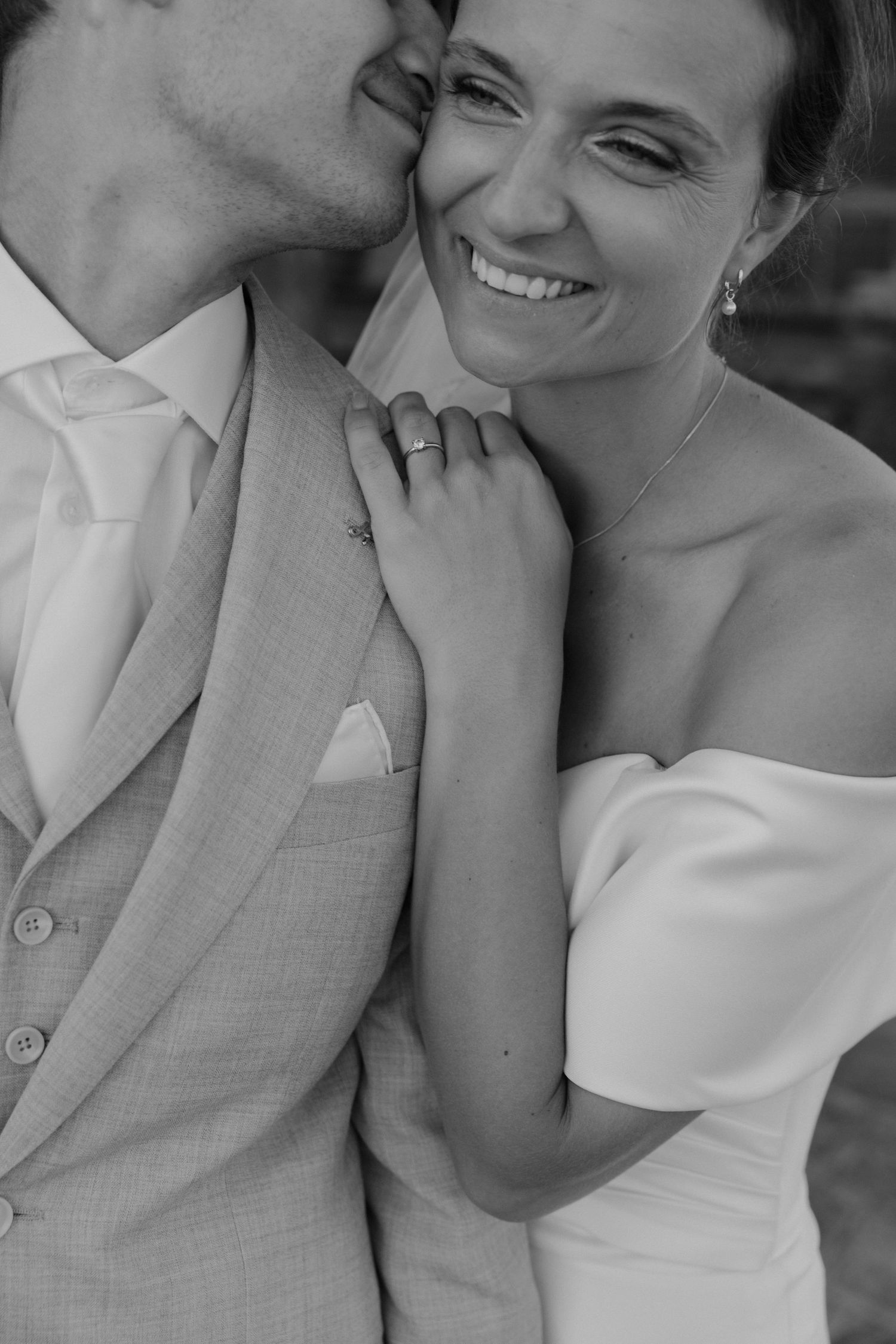 Bruidspaar die liefdevolle blik wisselt tijdens love shoot op hun trouwdag