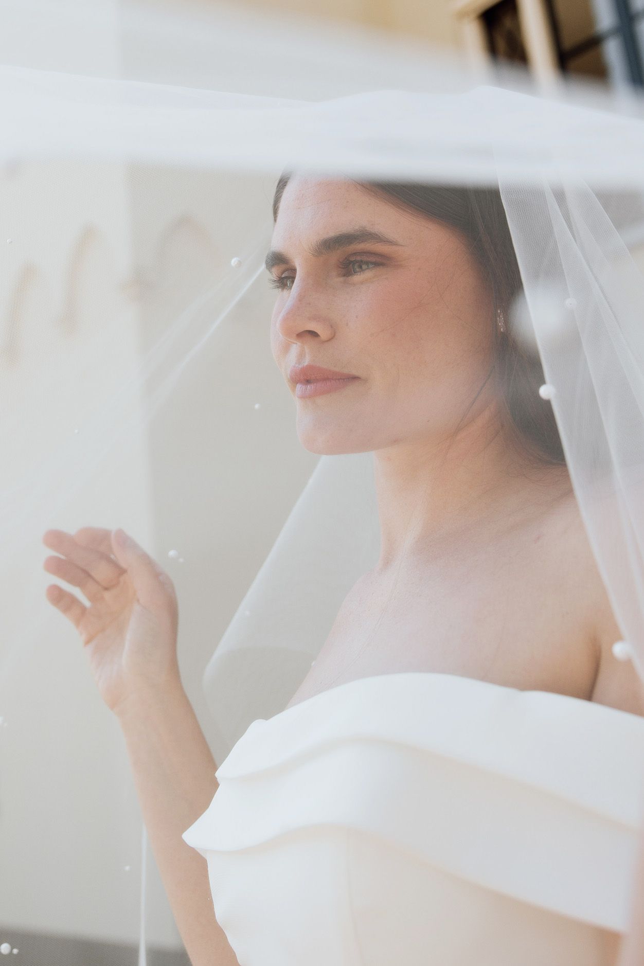 Editorial foto van bruid met sluier en prachtig romantisch licht