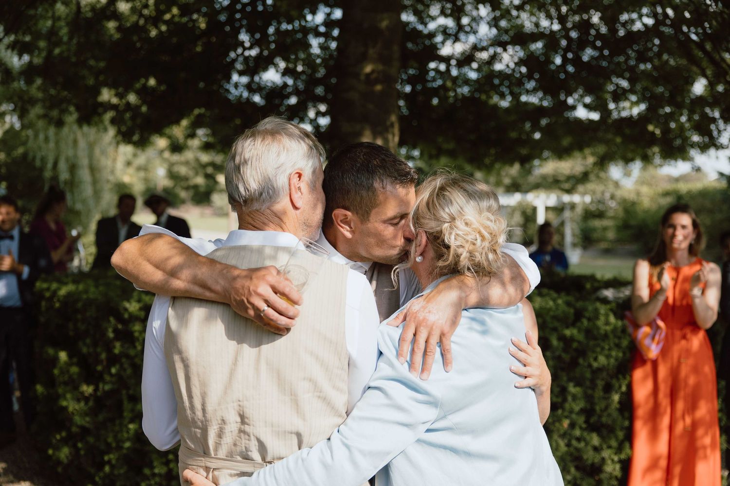 Bruidegom na emotionele speech familie - spontane trouwfotografie in Almere, Flevoland.