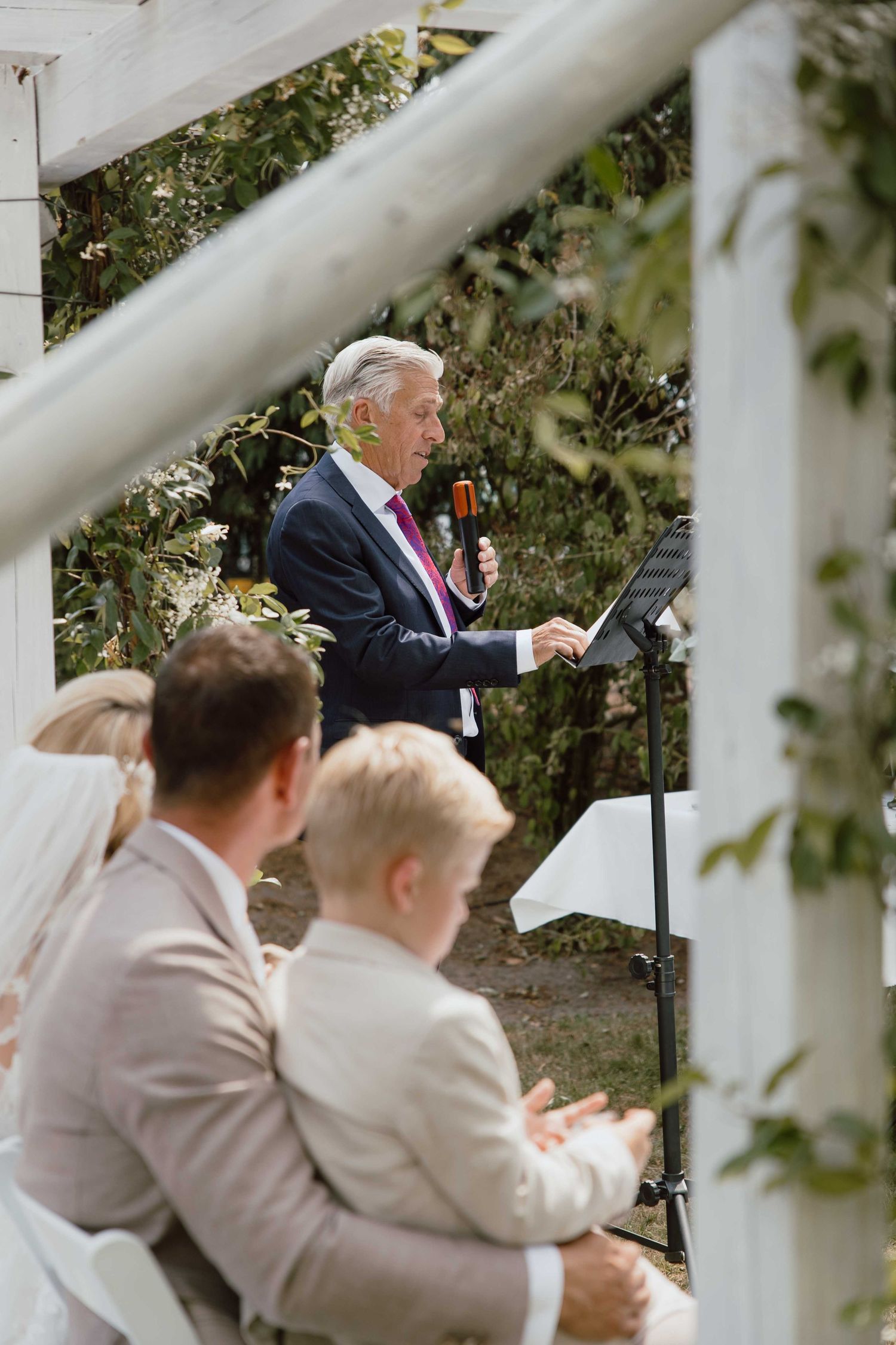 Babs doet zijn verhaal tijdens de ceremonie - spontane trouwfotografie in Almere, Flevoland.