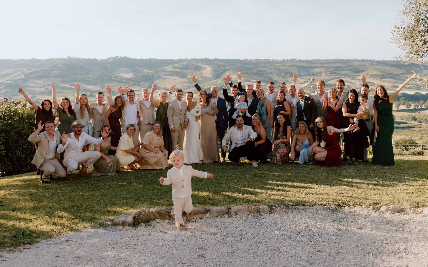 Grote groepsfoto In Italië met bergen op de achtergrond