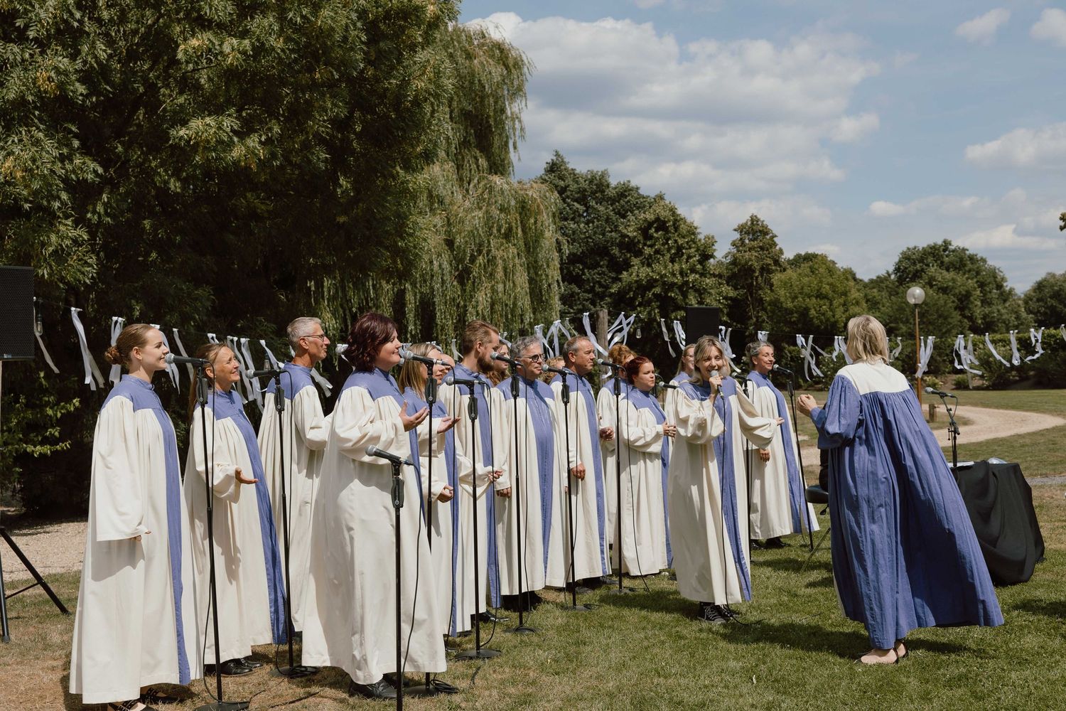 Het koor aan het zingen tijdens de ceremonie - spontane trouwfotografie in Almere, Flevoland.
