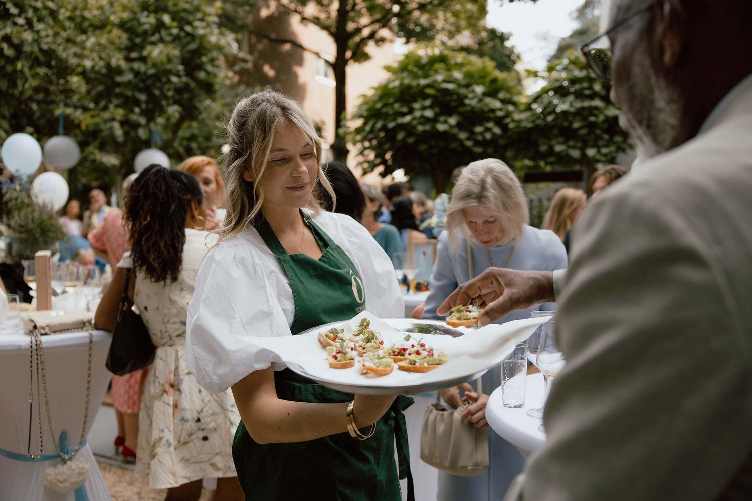 Hapjes tijdens de borrel op de trouwdag in Amsterdam