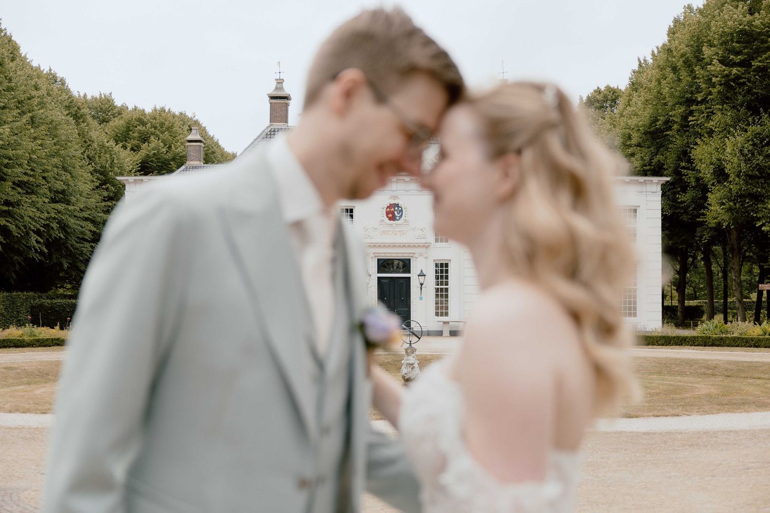 Bruidspaar poseert tijdens love shoot