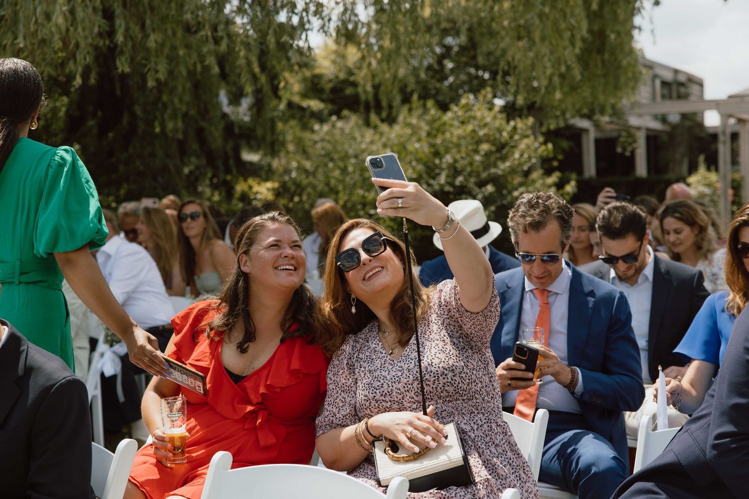 Gasten maken selfie - spontane trouwfotografie in Almere, Flevoland.