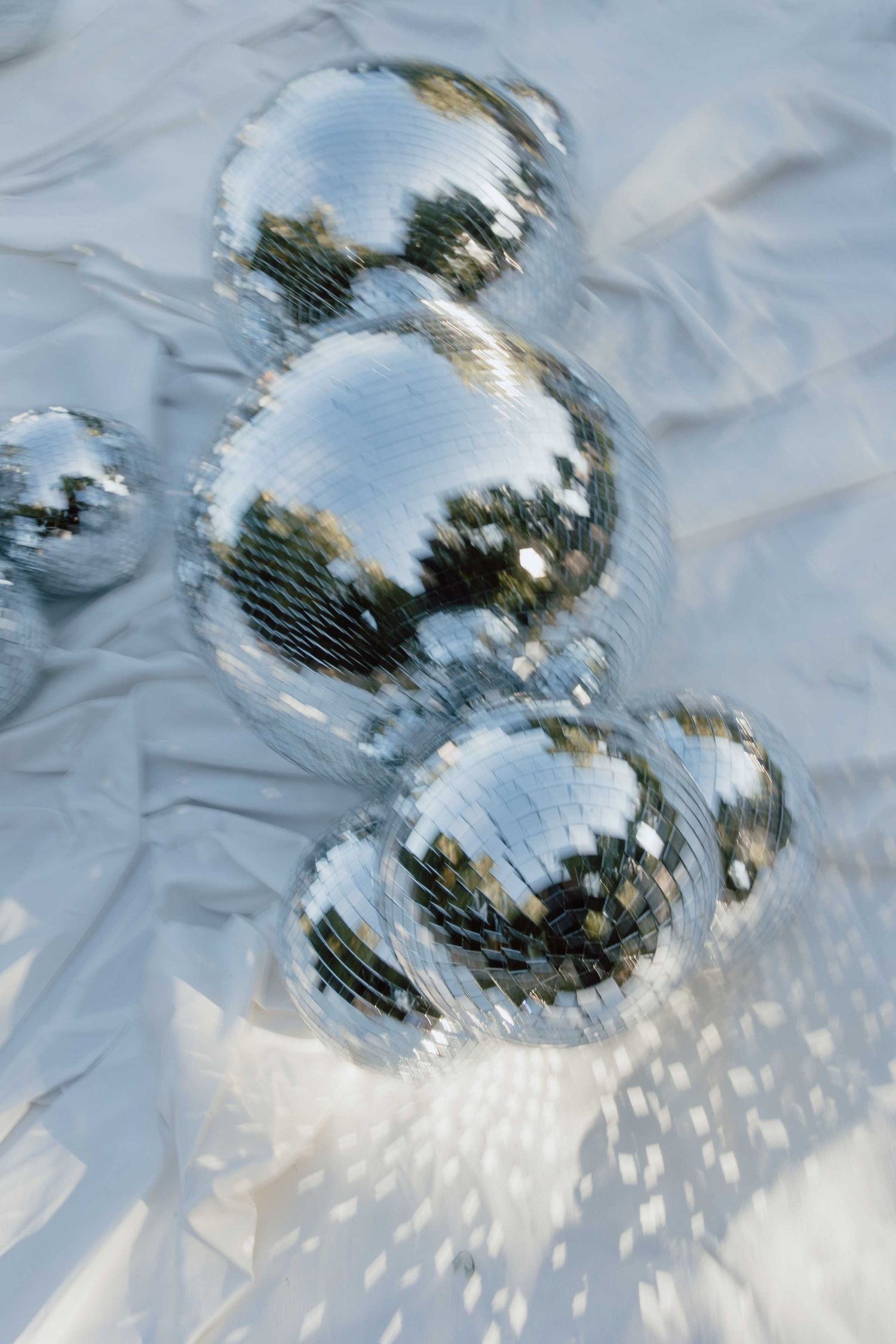 Discoballen als trouwdecoratie - spontane trouwfotografie in Almere, Flevoland.