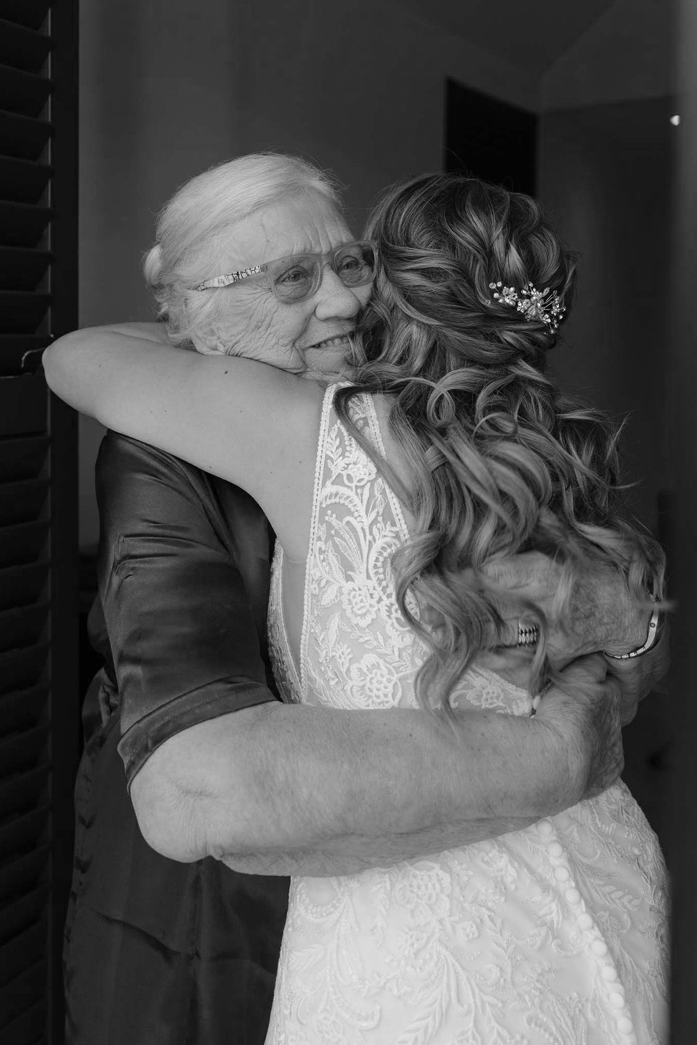 Bruid omhelst de oma en zijn emotioneel tijdens first look