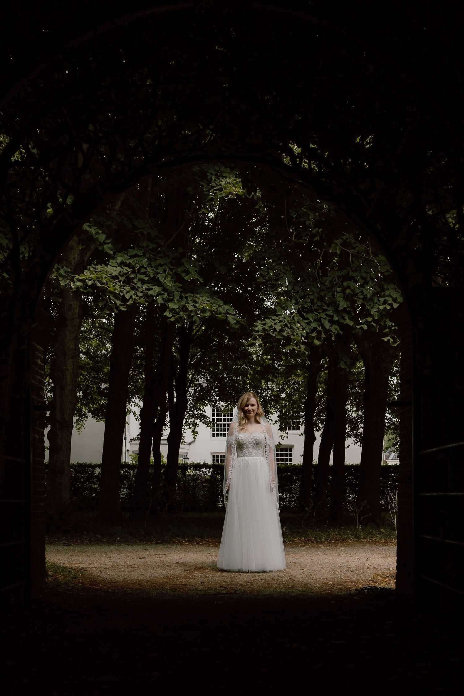 bruid loopt richting de bruidegom voor de first look
