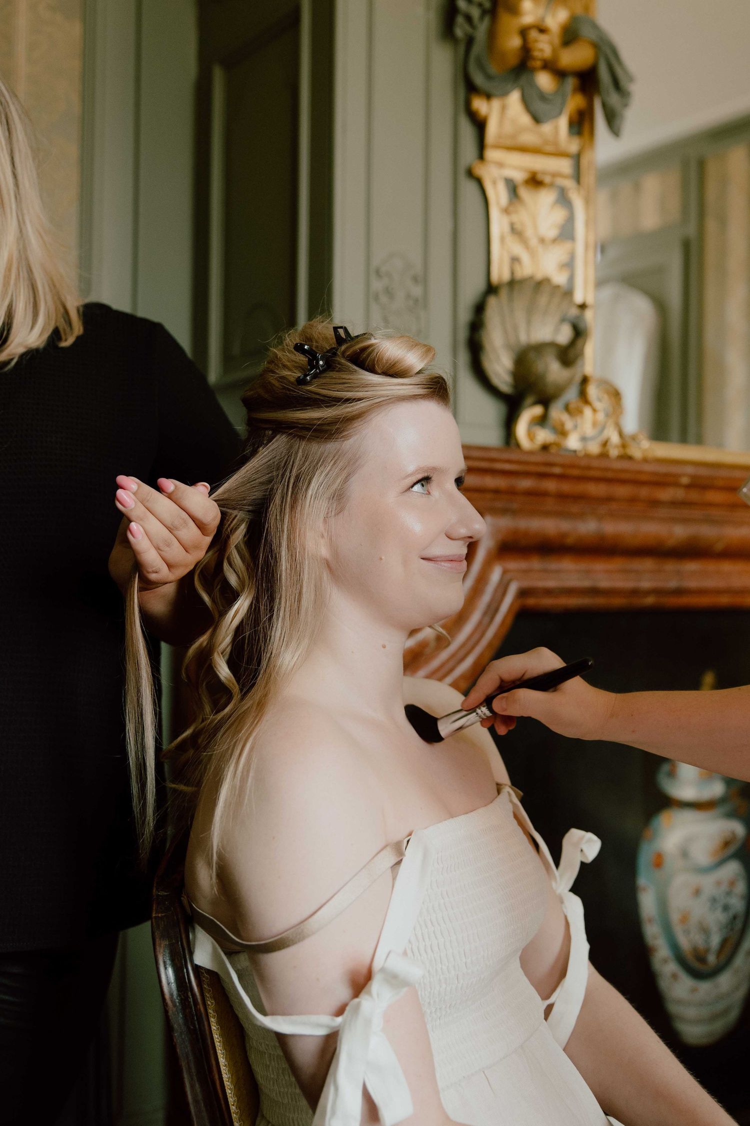 bruid word klaargemaakt, haar haren worden gekruld