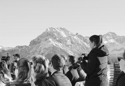 Trouwfotograaf is aan het fotograferen in Flachau in Oostenrijk