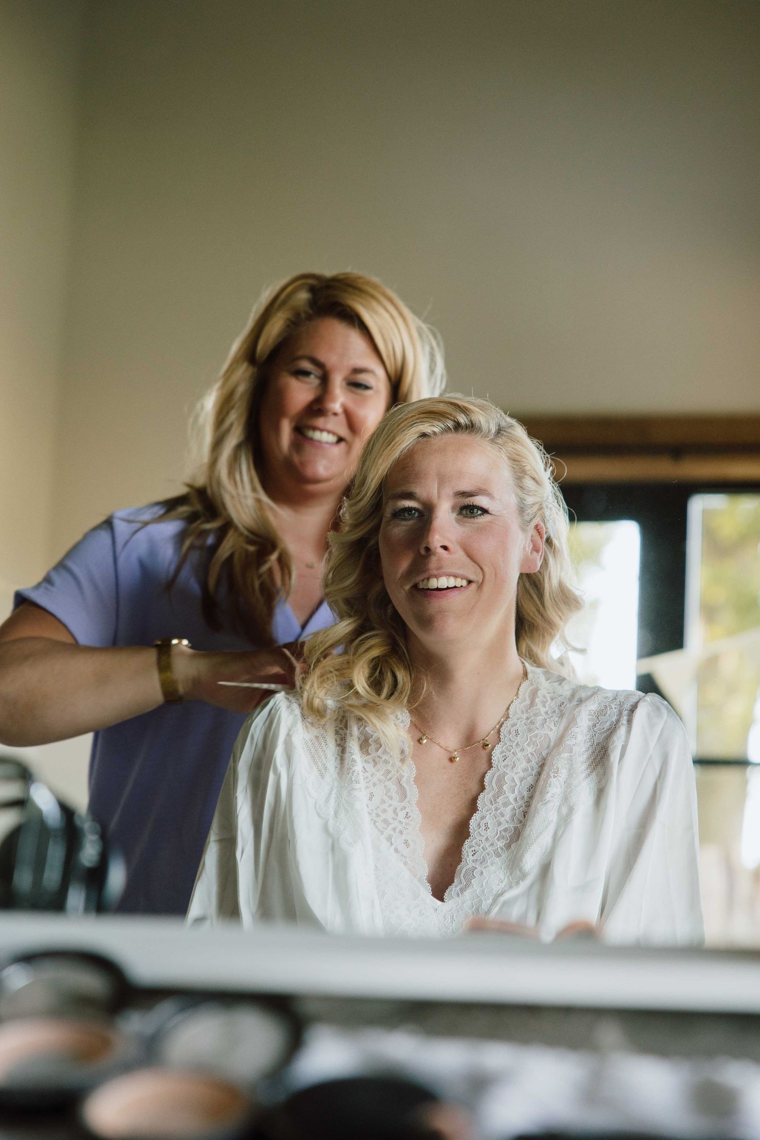 Bruid in de makeup - spontane trouwfotografie in Almere, Flevoland.