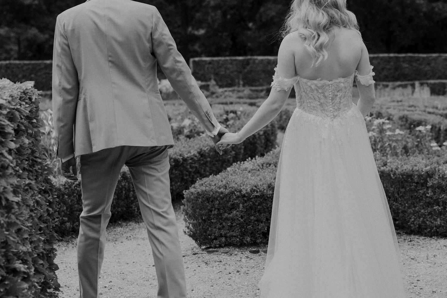 bruidspaar hand in hand tijdens love shoot op trouwdag