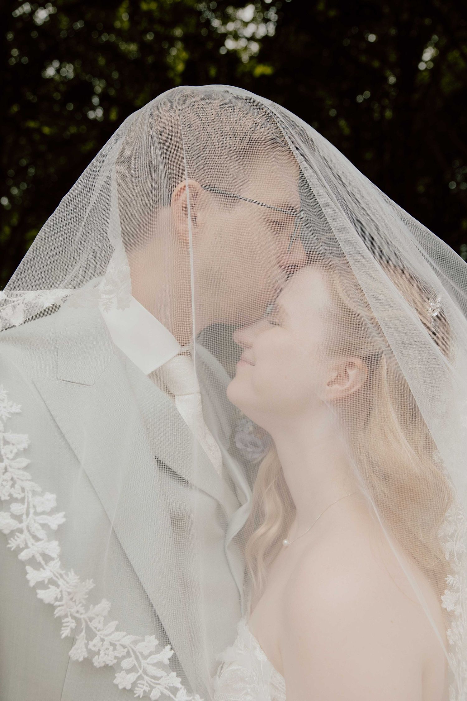 Bruidspaar samen onder de sluier