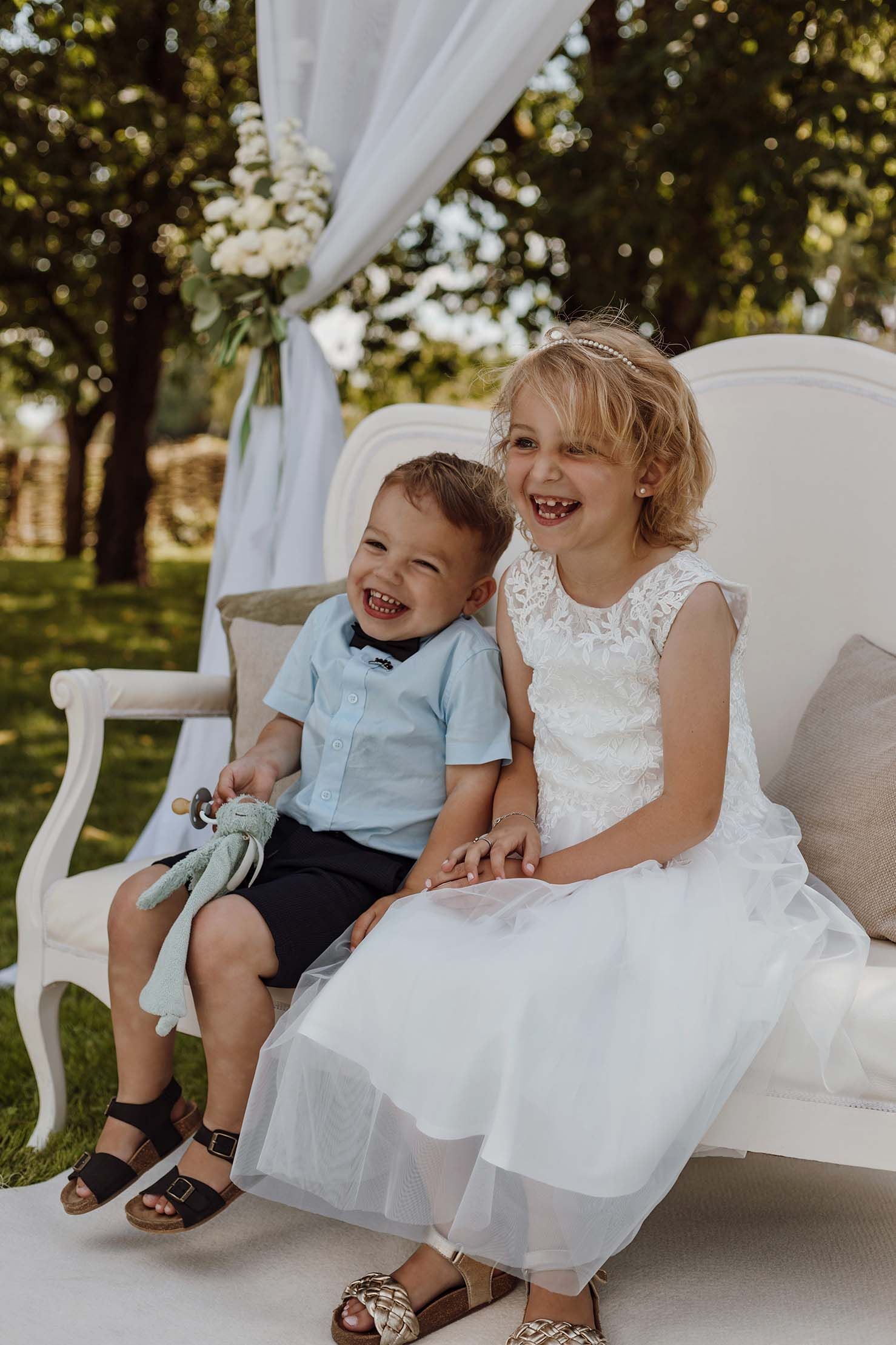 Kinderen op de zomer bruiloft van hun ouders
