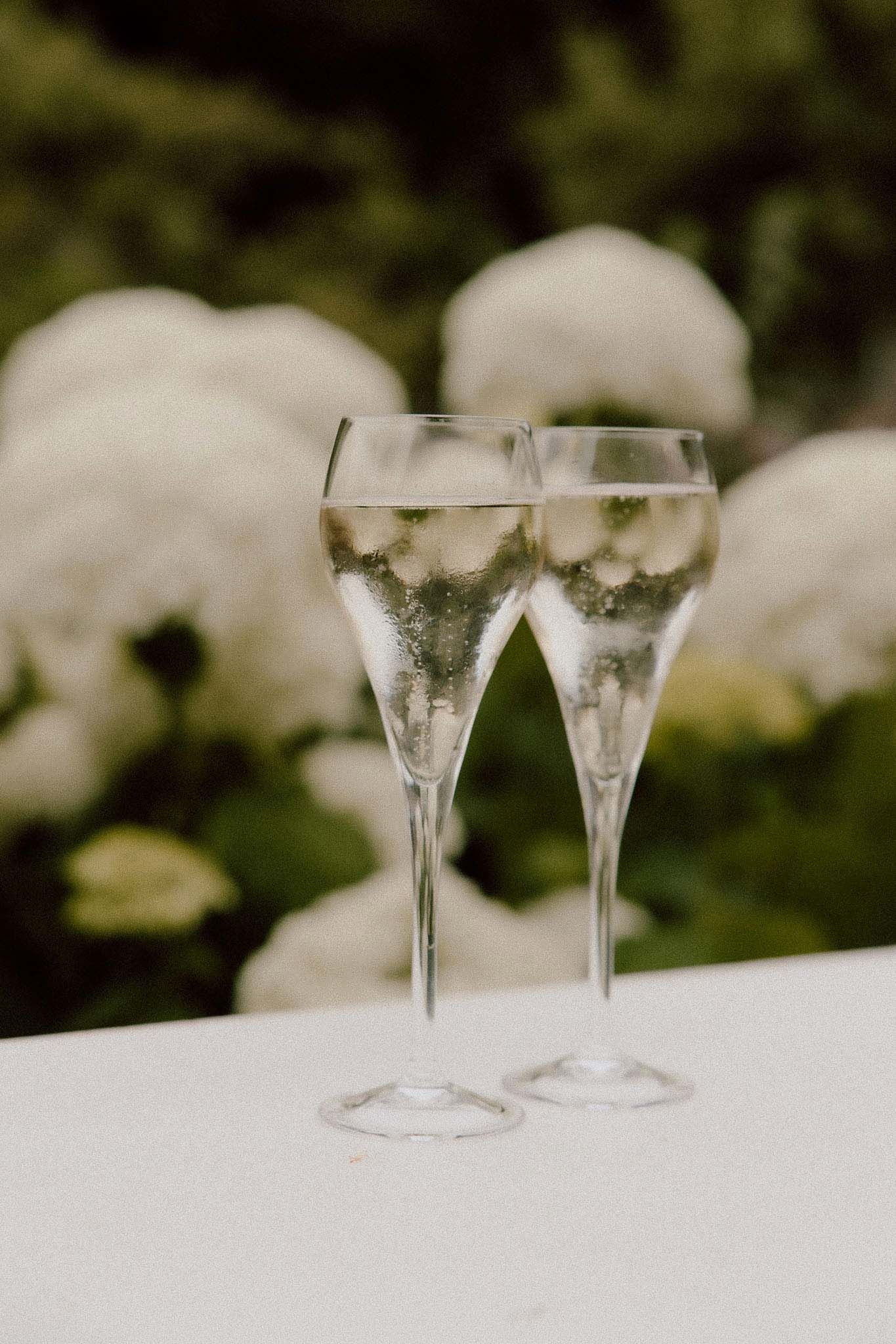 Champagne en proosten tijdens de borrel op trouwdag