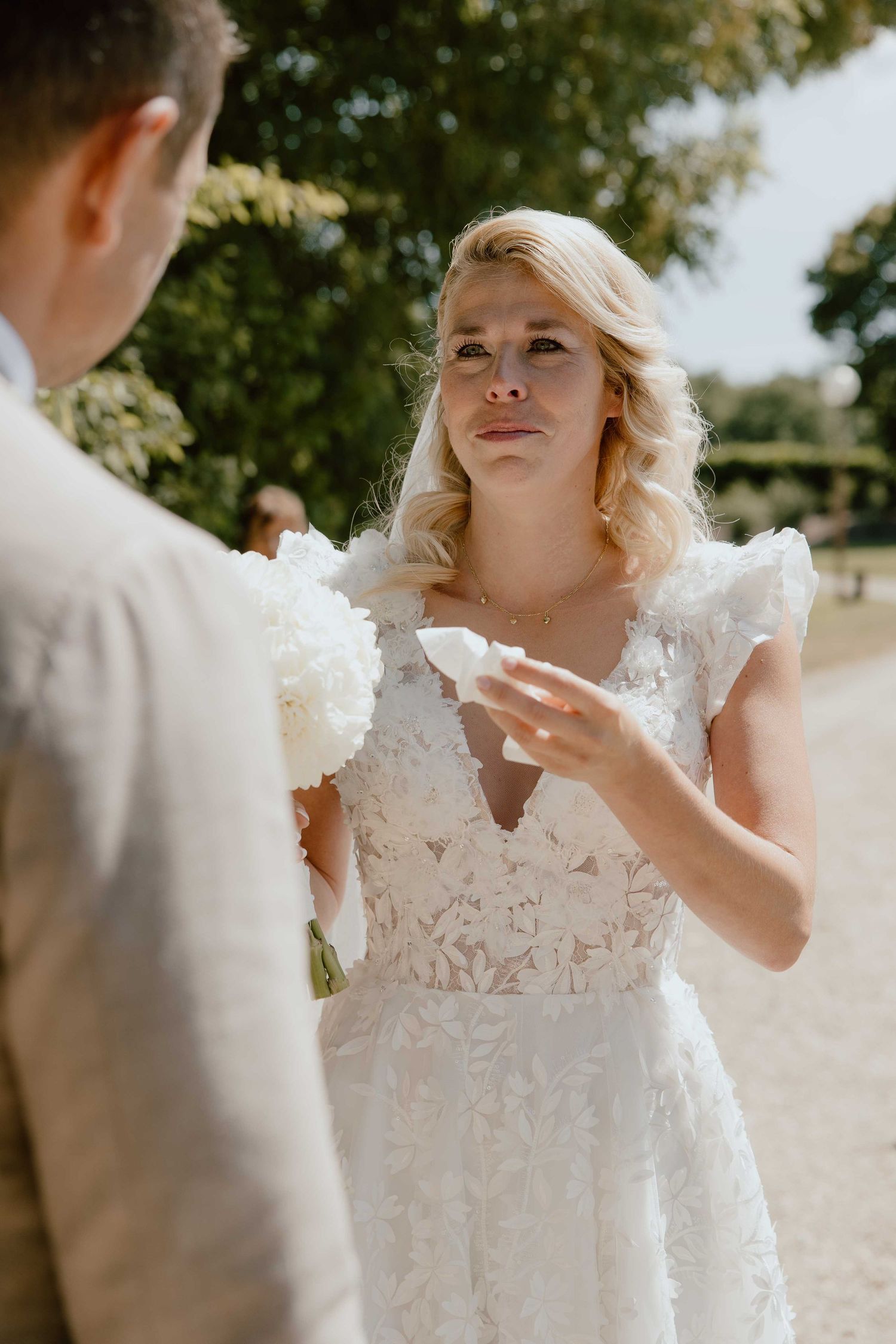 Bruid is emotioneel na first look - spontane trouwfotografie in Almere, Flevoland.