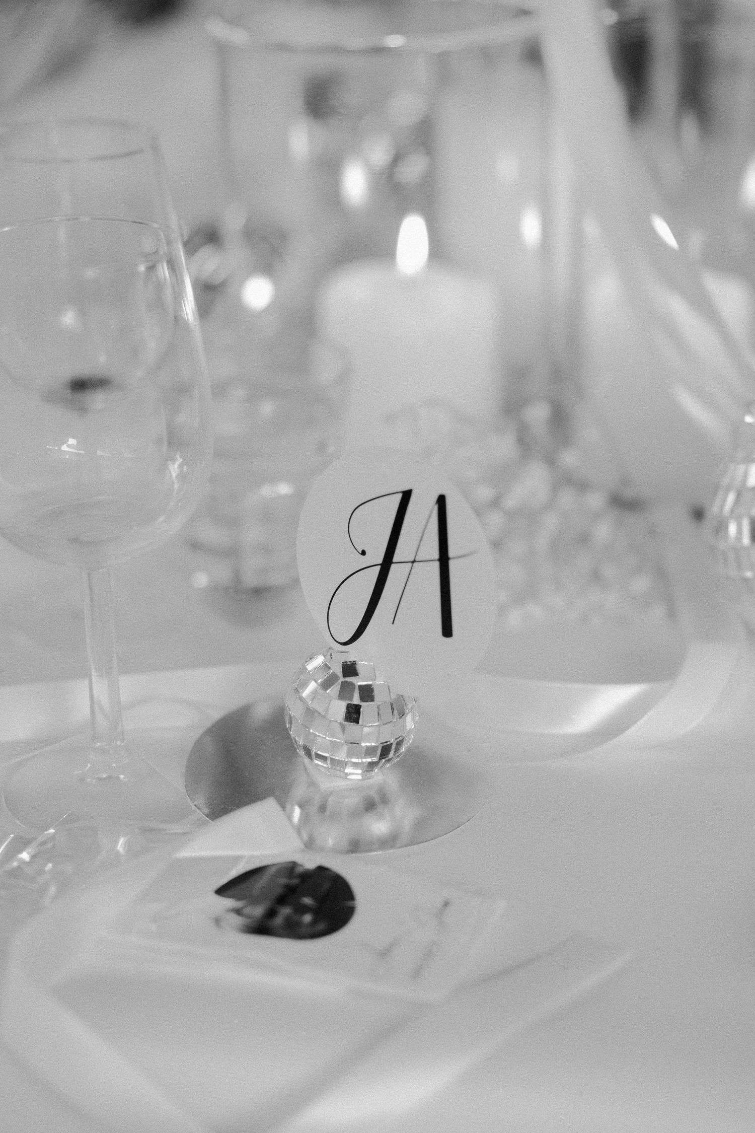 Tafeldecoratie tijdens diner - spontane trouwfotografie in Almere, Flevoland.