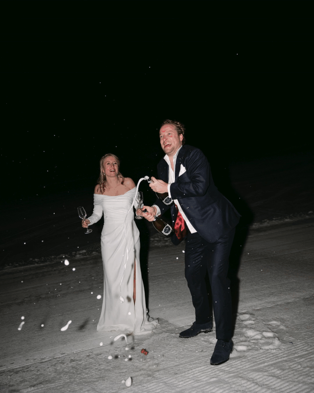 trouwfotograaf aan het werk in de sneeuw in Oostenrijk, Flachau