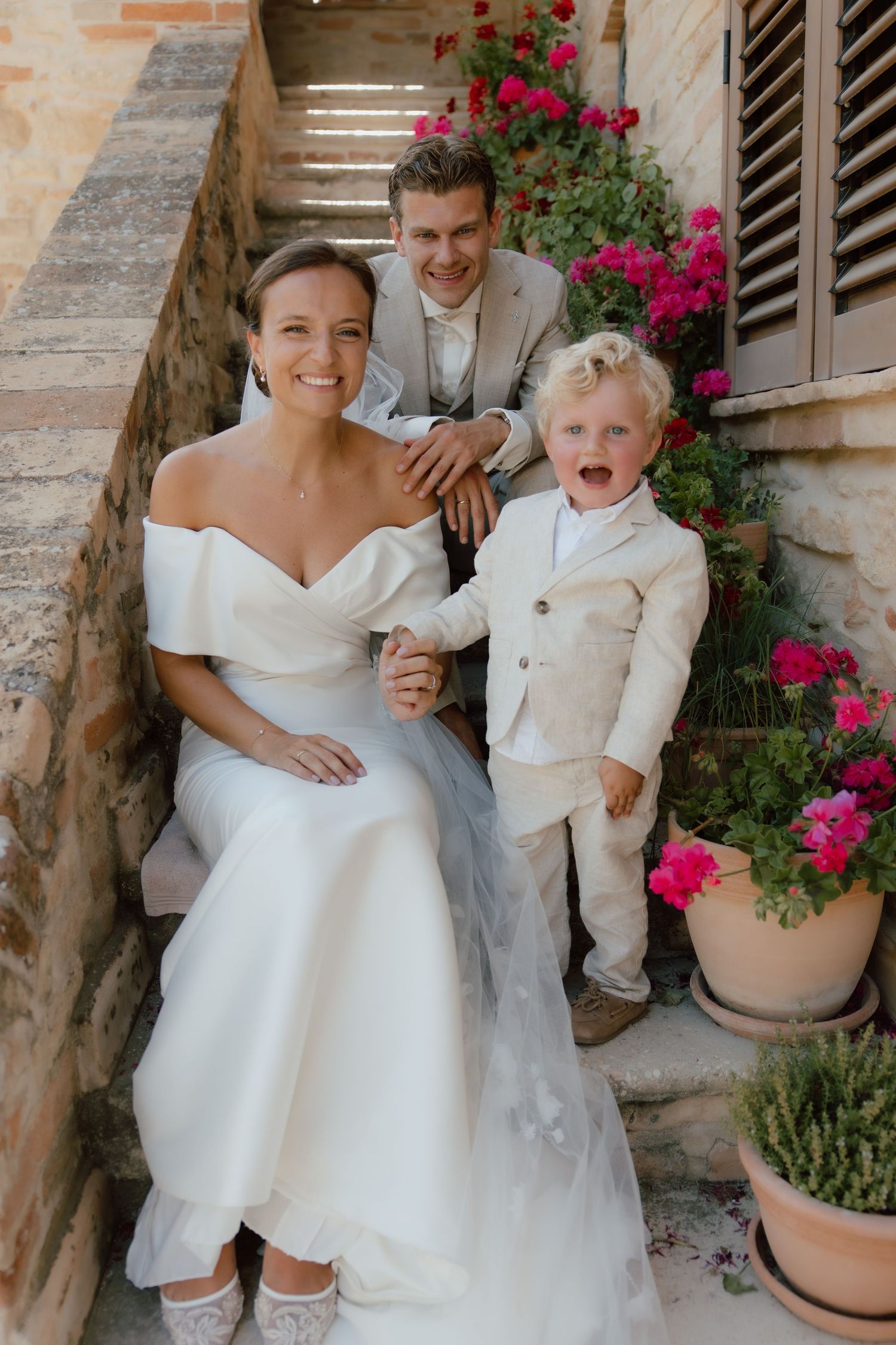 Bruidspaar met hun zoontje tijdens de love shoot op een prachtige locatie in Le Marche in Italië