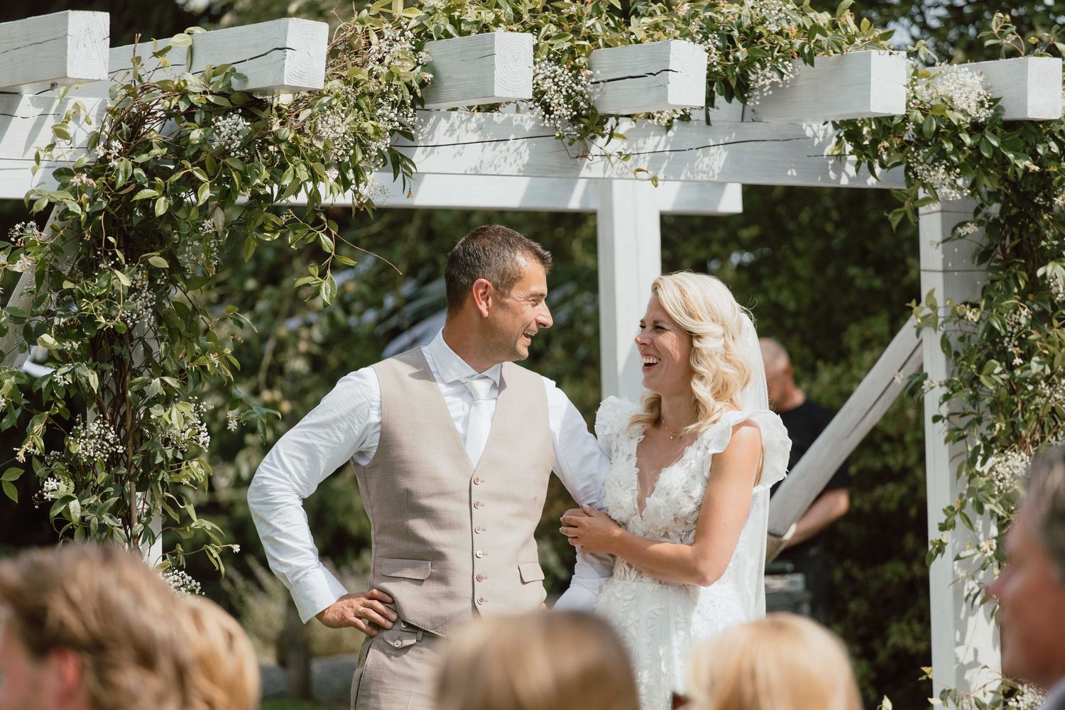 Bruidspaar moet lachen tijdens de ceremonie - spontane trouwfotografie in Almere, Flevoland.
