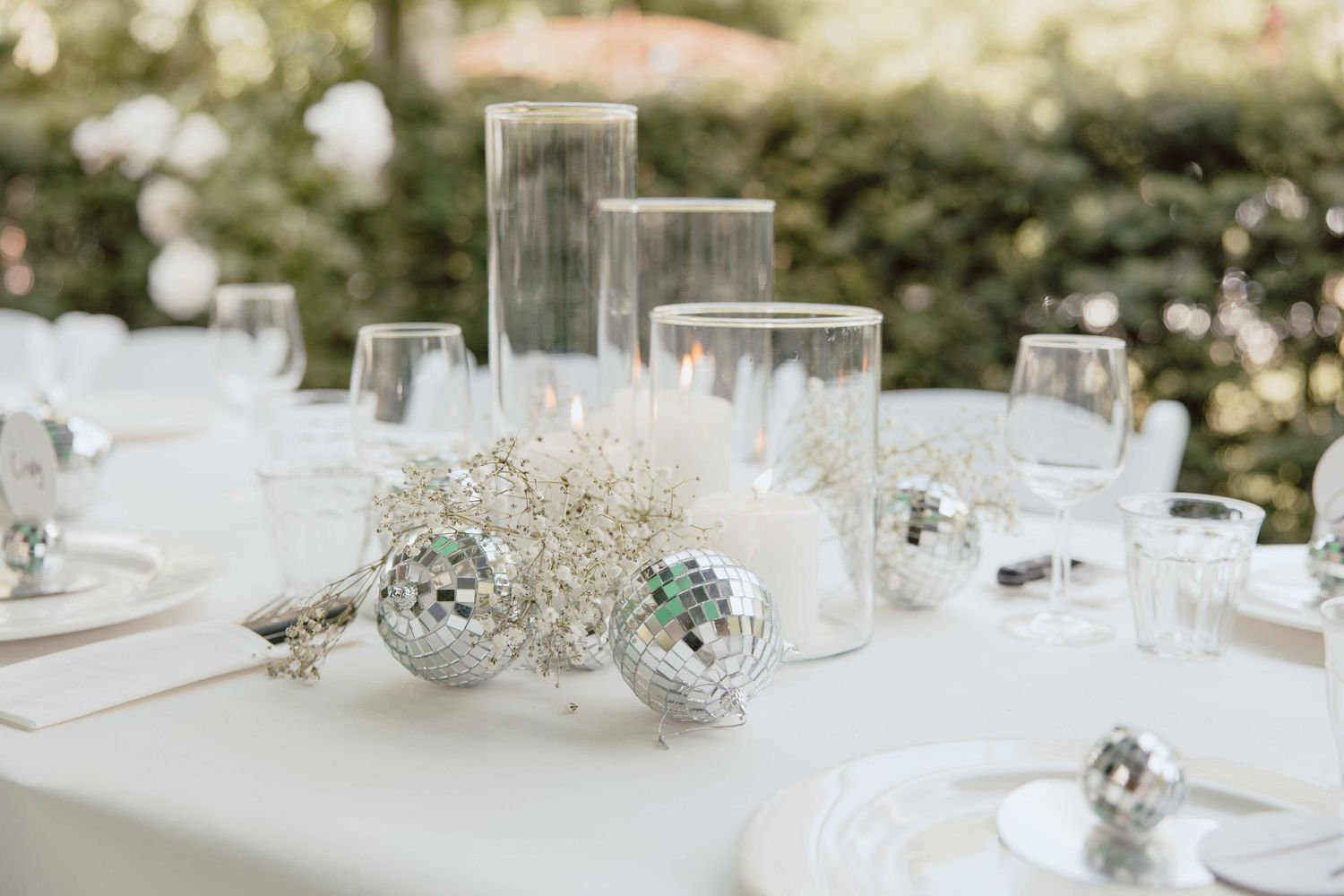 Tafeldecoratie met discoballen - spontane trouwfotografie in Almere, Flevoland.