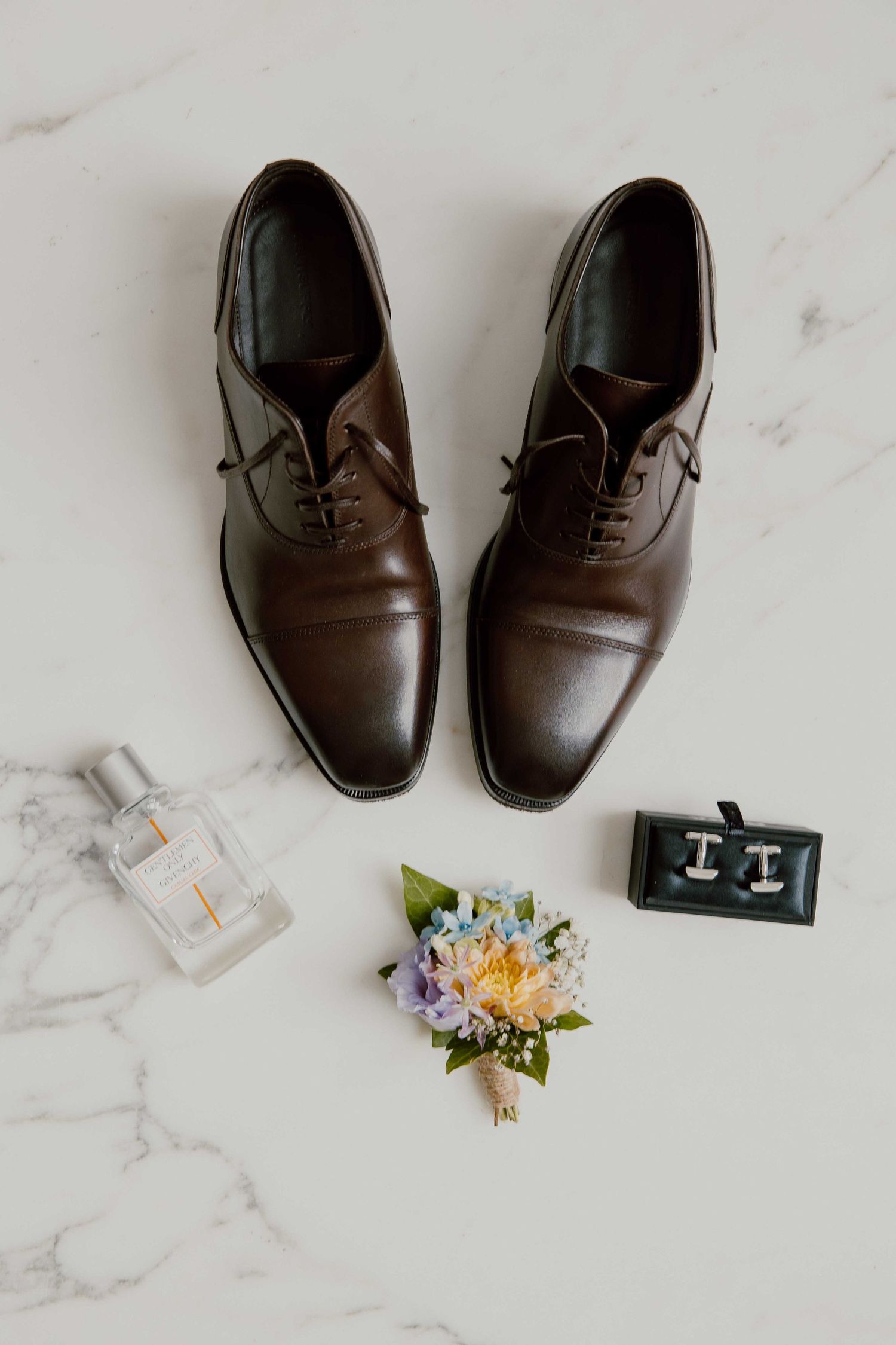 details van de bruidegom zoals de trouwschoenen manchet knopen, corsage en parfum