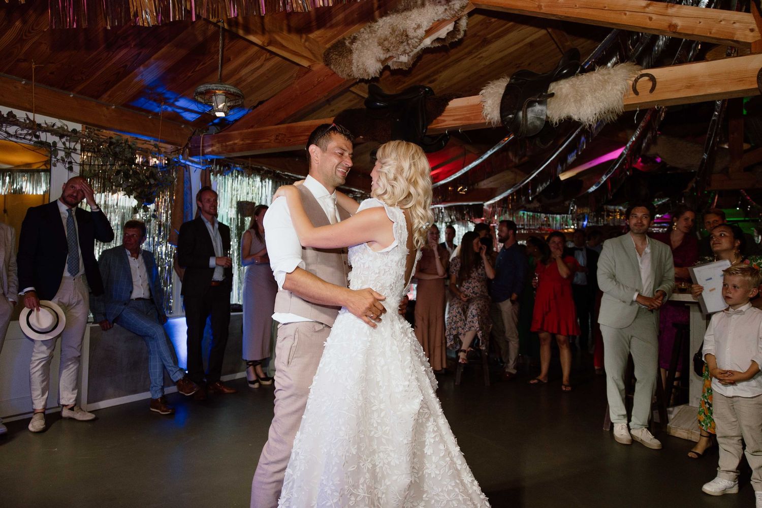 Bruidspaar tijdens de openingsdans van het feest - spontane trouwfotografie in Almere, Flevoland.
