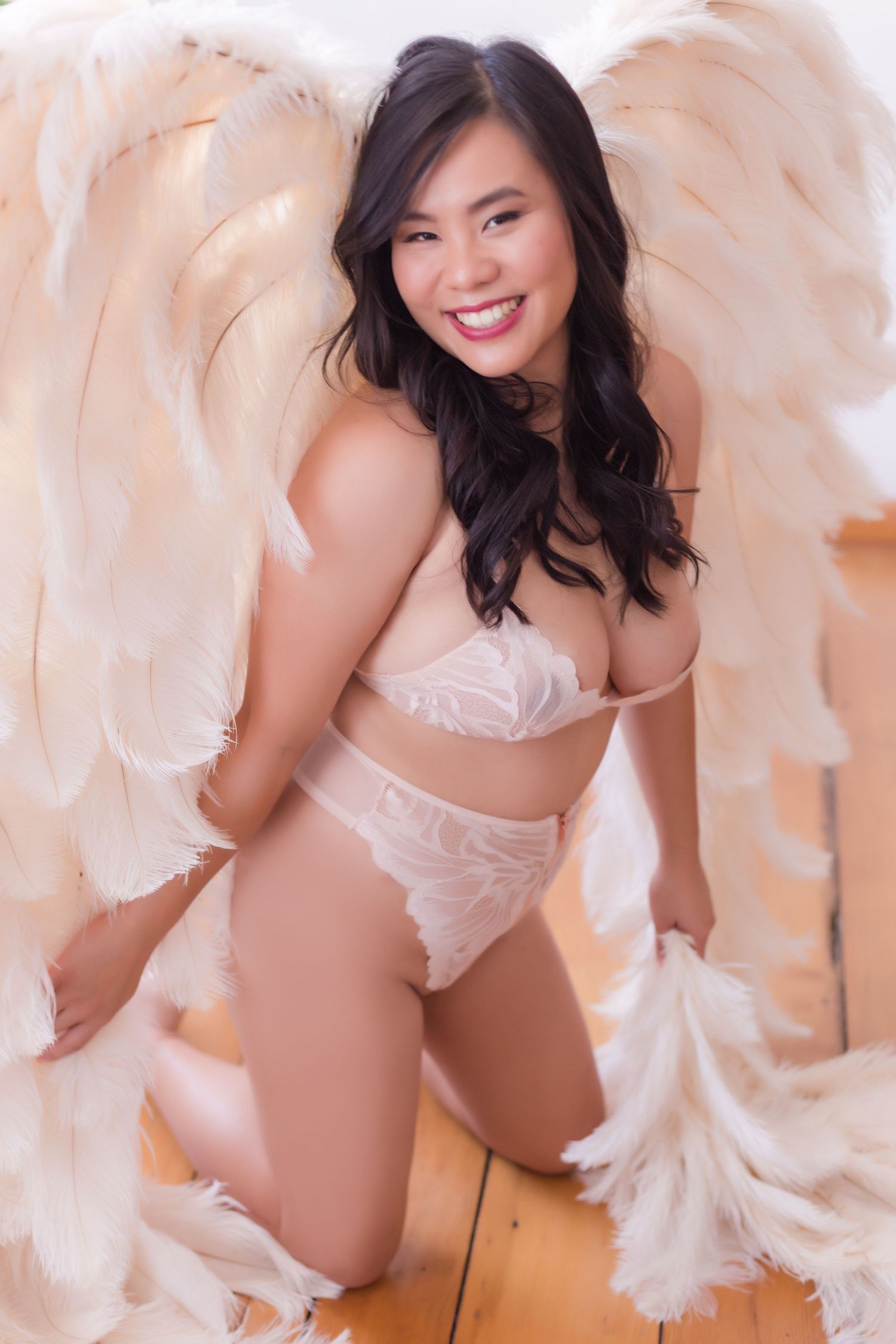 Natural and relaxed boudoir photo of woman in Columbus Ohio