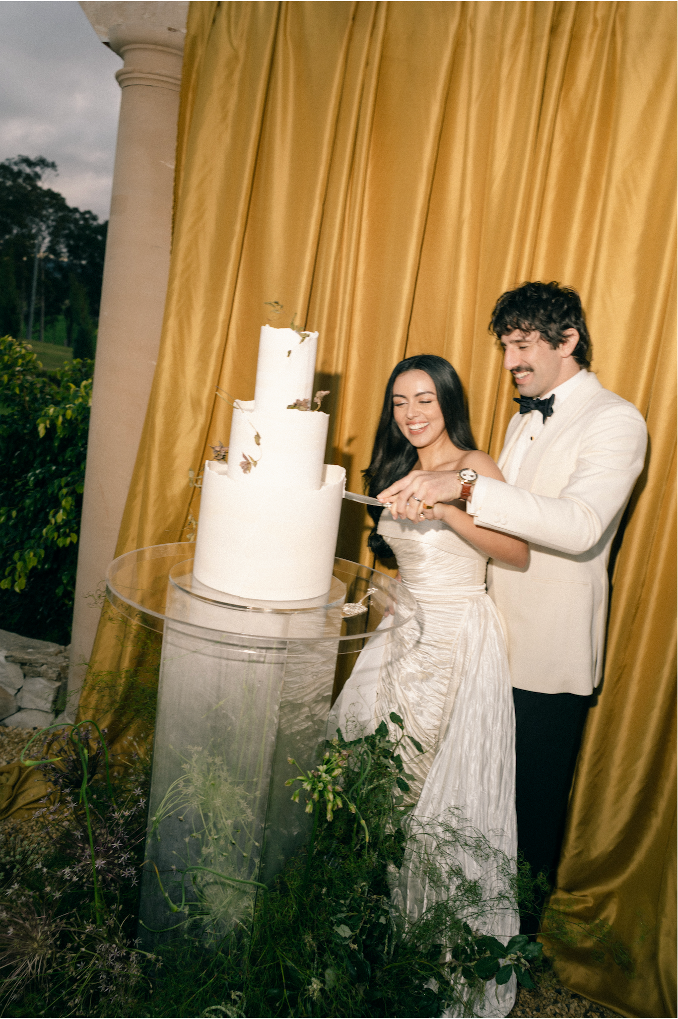 Cake cutting photo by Maryna Cherednikova, destination wedding photographer