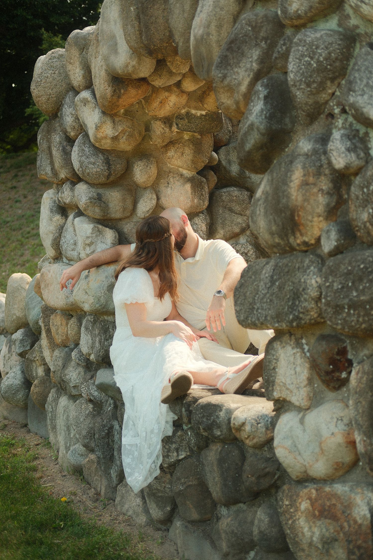 Romantic couple photography with a focus on closeness and natural interaction.