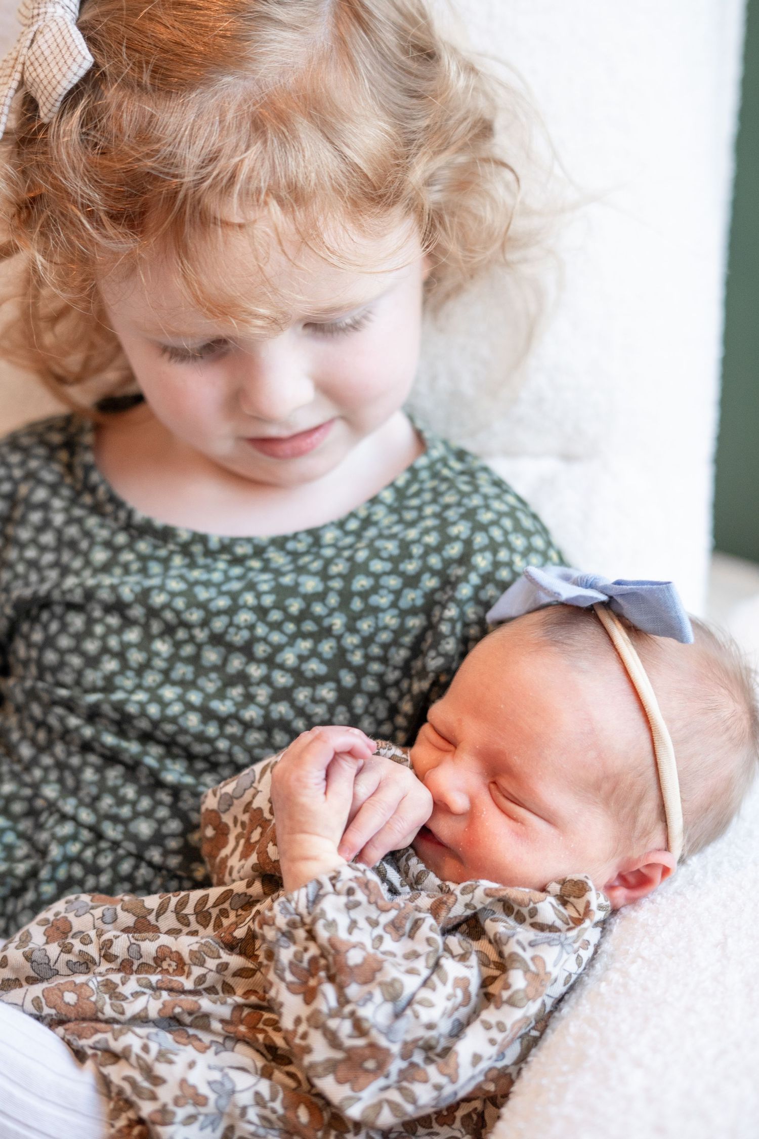 Capture the love and connection of your family with MW Photo, a luxury newborn photographer in Franklin and Nashville, TN. Elegant, timeless