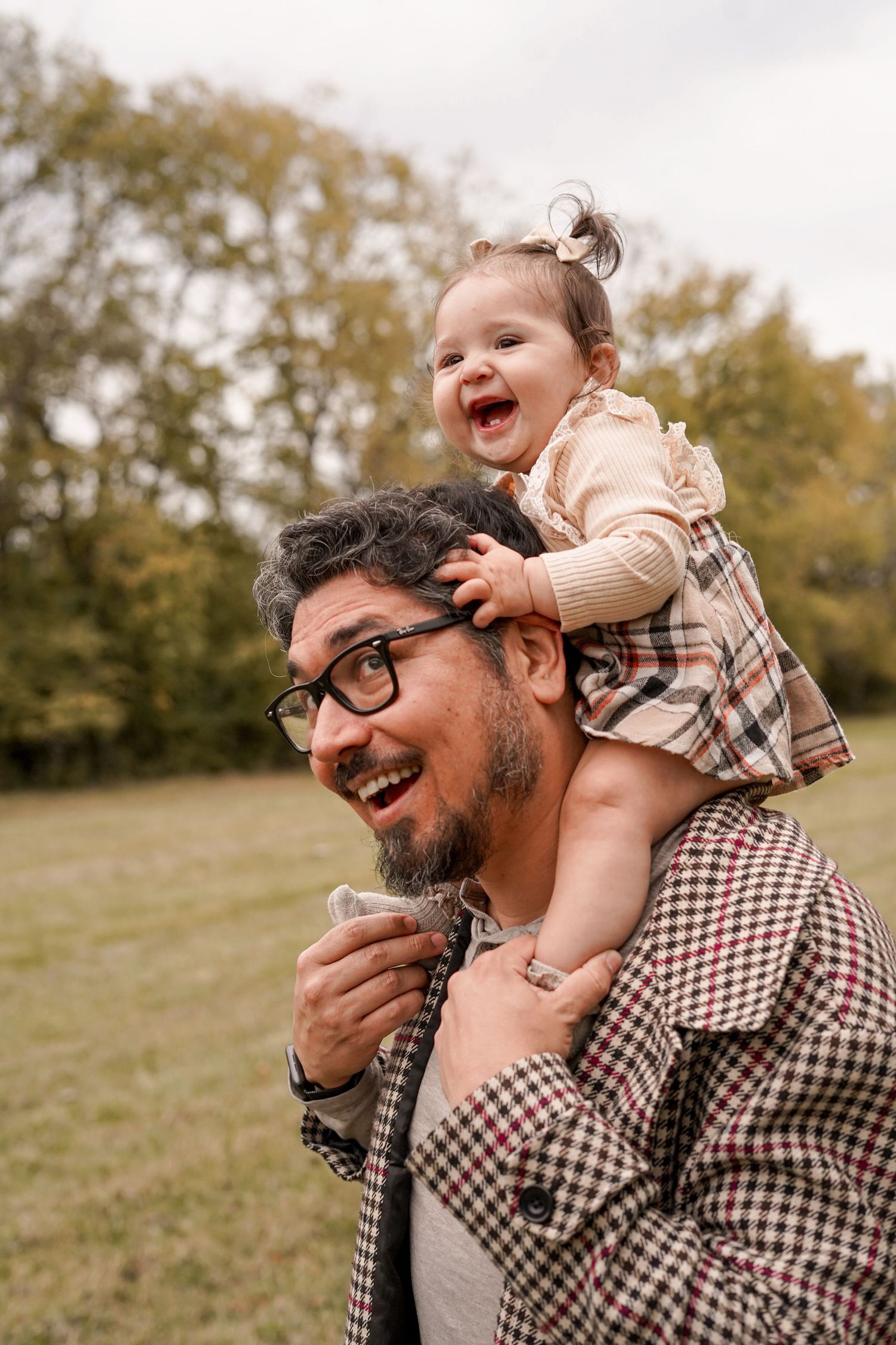 “Middle Tennessee family session, lifestyle photography of parents and kids enjoying authentic, joyful moments together”
