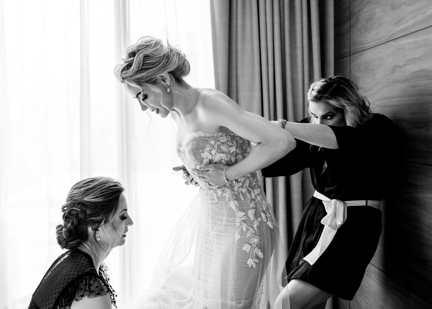 Black and white sequence showing preparations and adjustments before the ceremony.