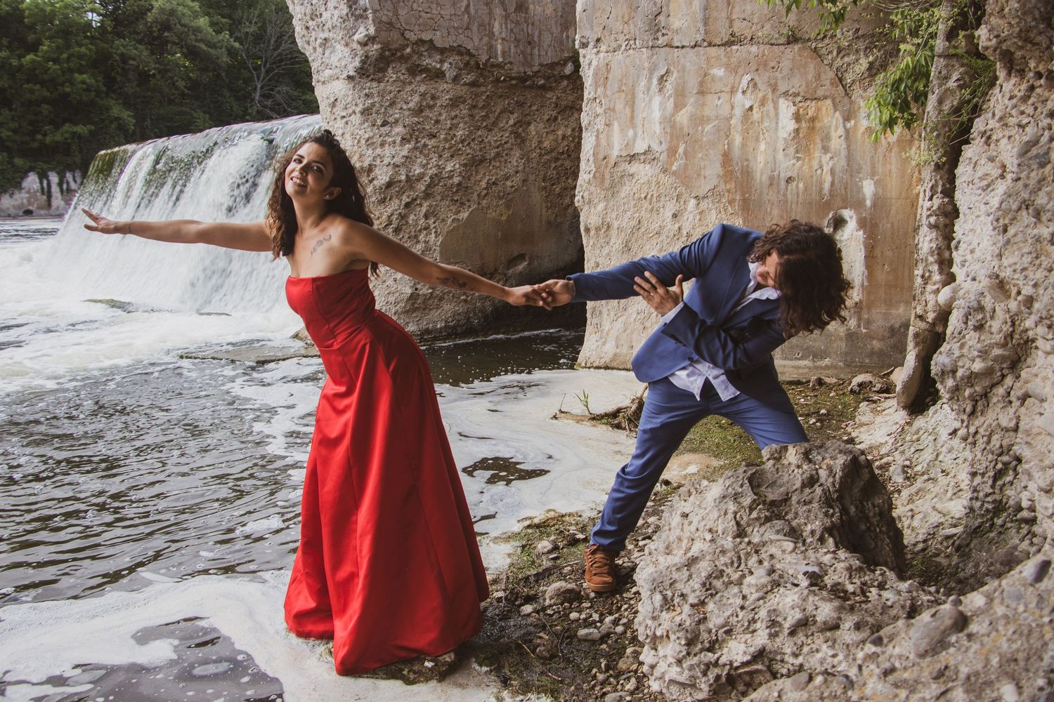 bride and groom in from of a waterfall in the Kitchener-Waterloo region
