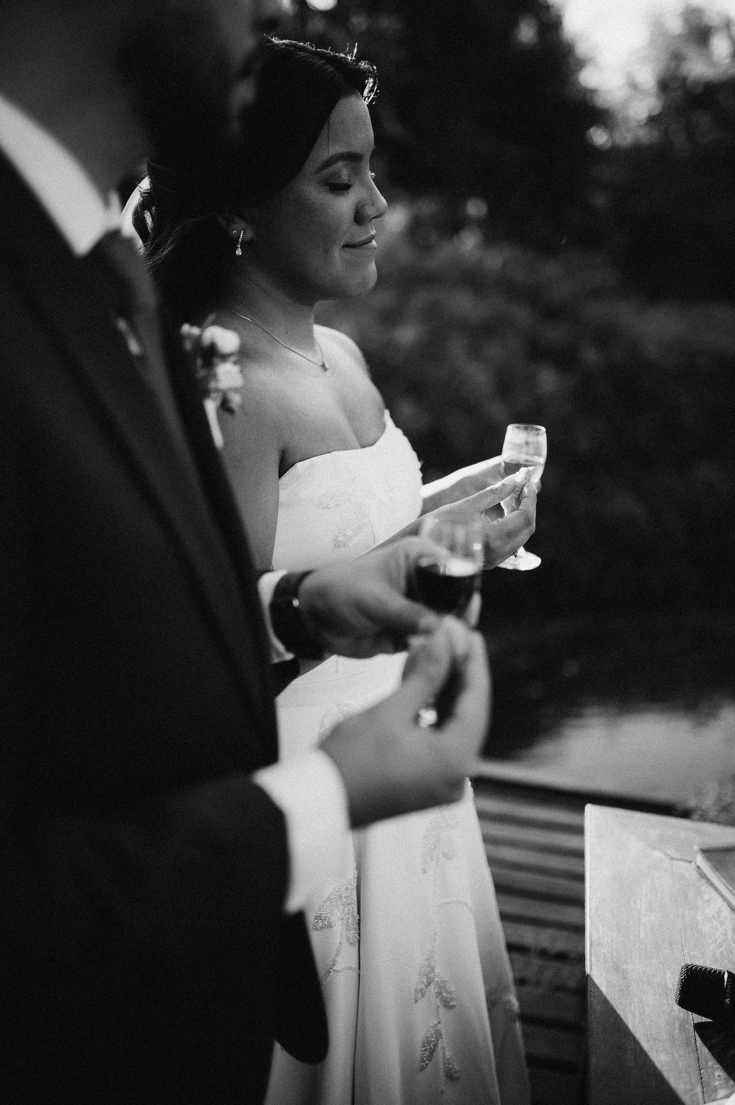 Foto em preto e branco capturando a emoção da noiva durante a Santa ceia no casamento Cristão na Casa do Lago, em Rio das Ostras