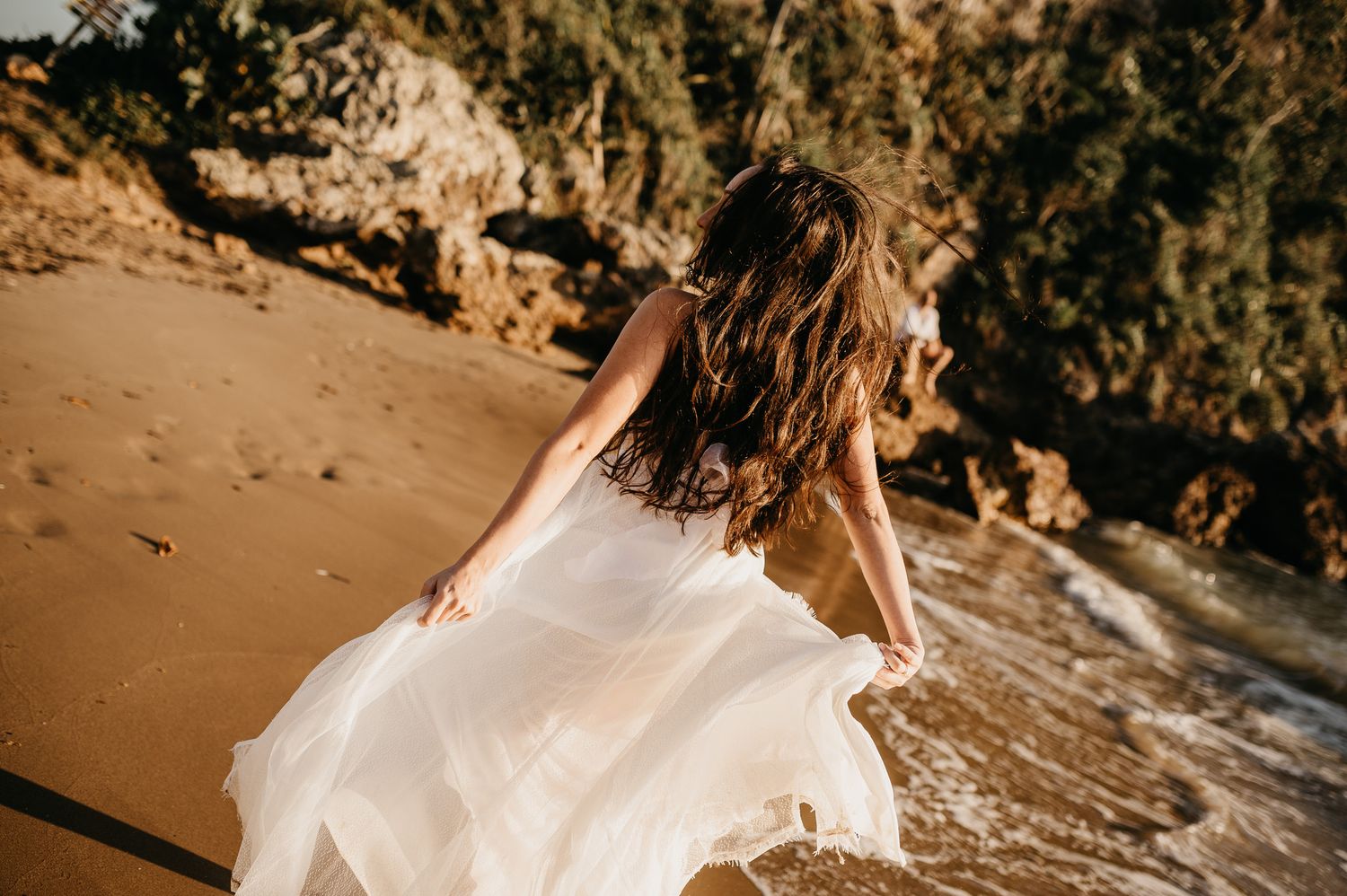 Noiva correndo com vestido esvoaçante na praia em Búzios - RJ