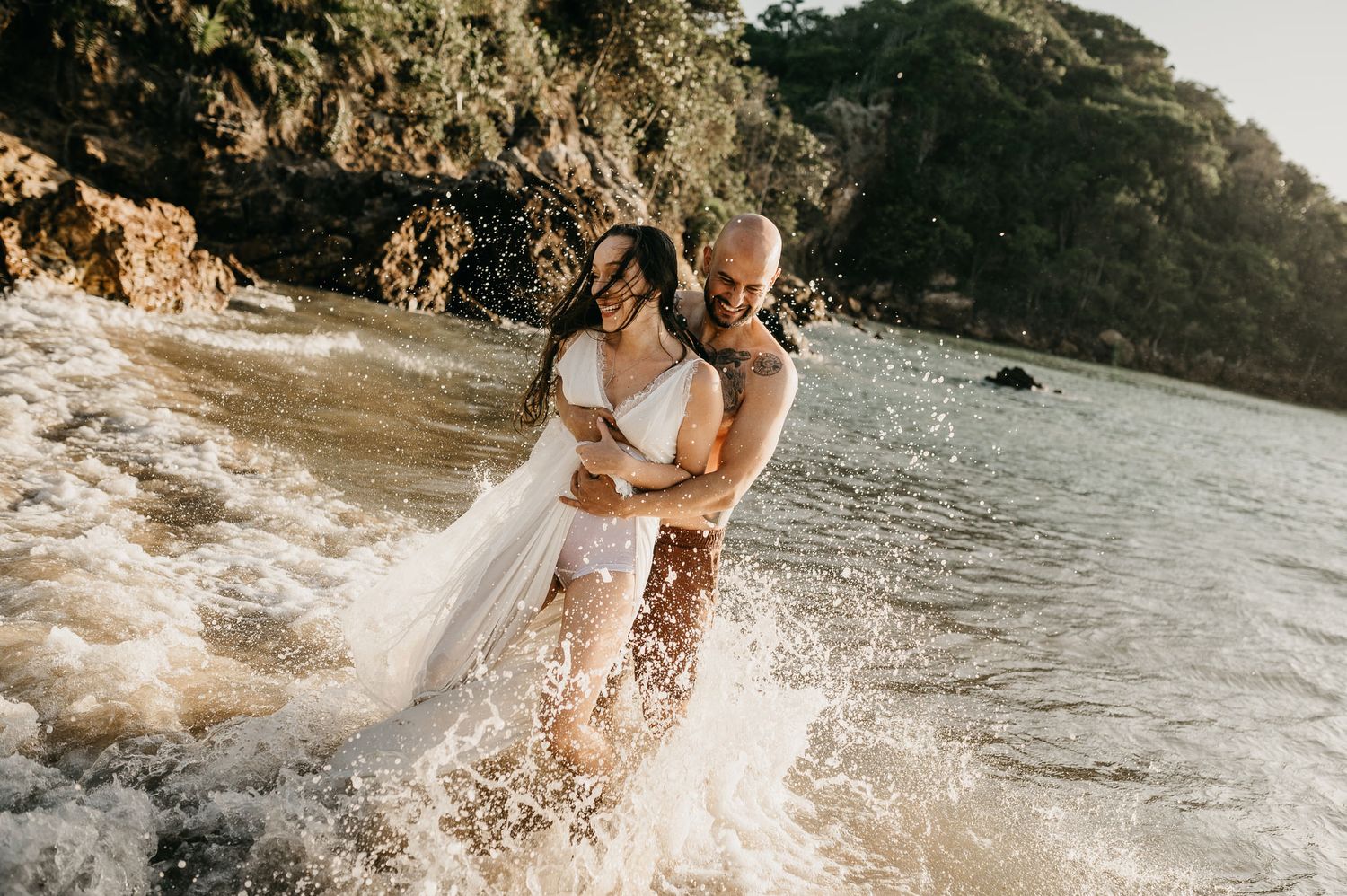 casal abraçado e sorrindo na água durante ensaio prewedding na praia em Búzios - RJ