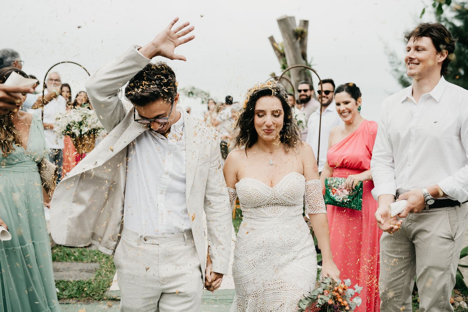 Cerimônia de casamento pé na areia no Yucas Búzios com vista para o mar da Praia de Manguinhos e altar decorado com flores tropicais.
