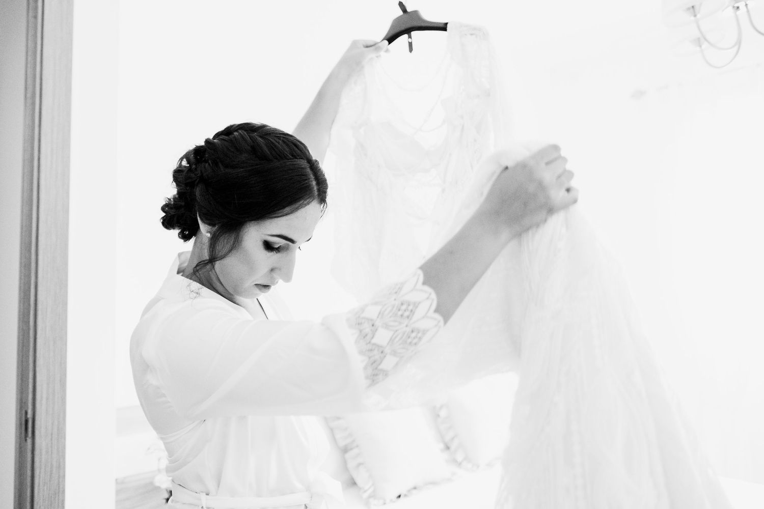 María emocionada al ver su vestido de novia