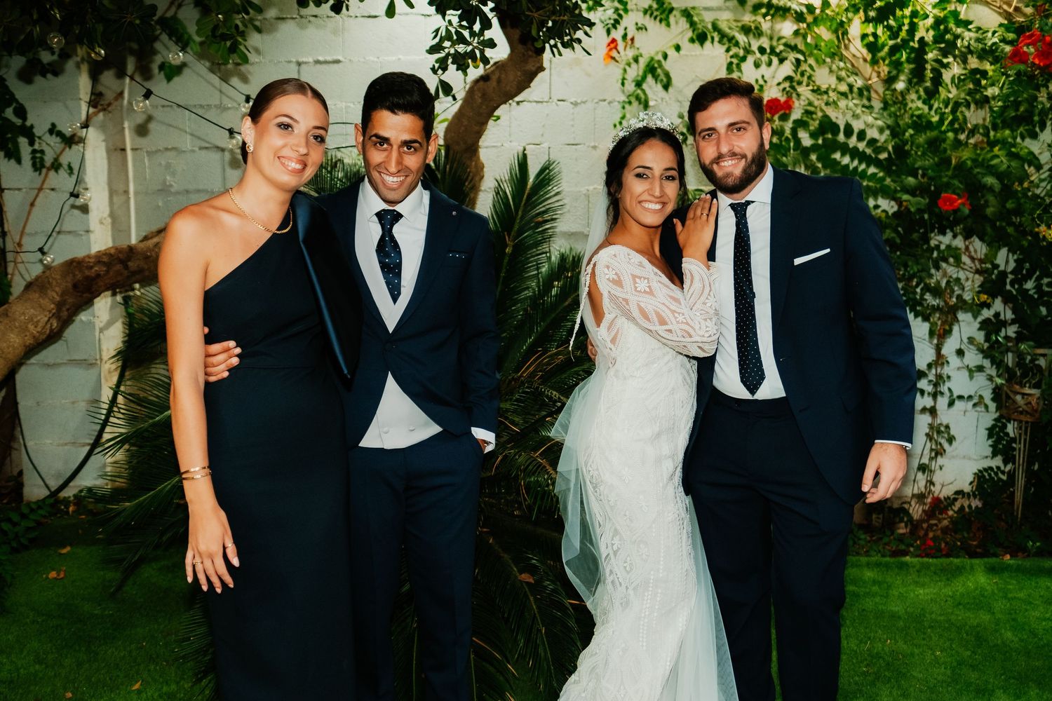 Novios posando con los invitados en fotografía natural en el Coto, sus exteriores son mágicos