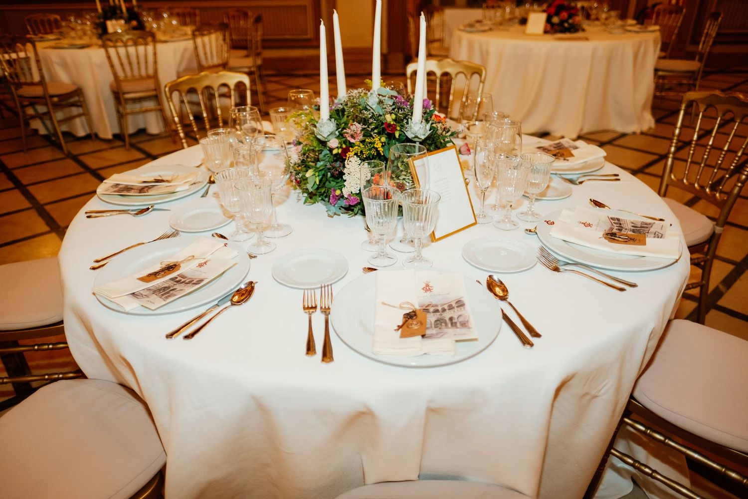 Detalle mesa banquete boda en Real Círculo de la Amistad