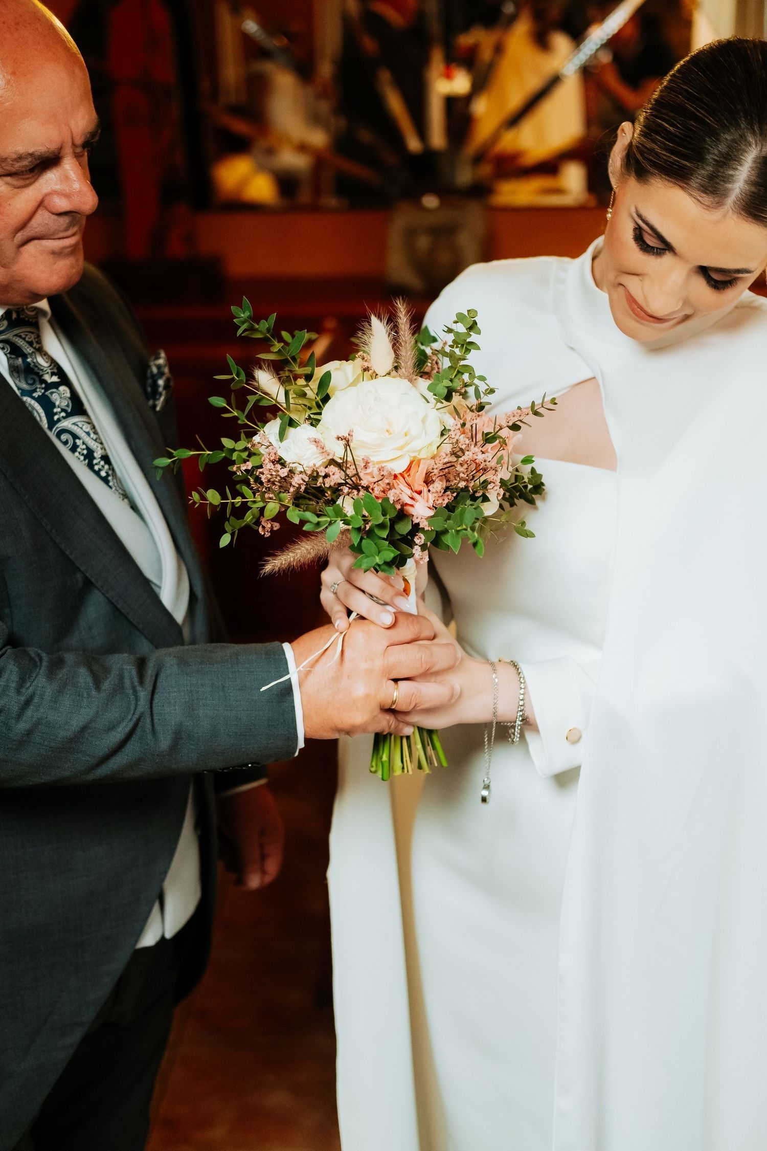 Padre y padrino entragando el ramo de flores a la novia, Roberto Pecino fotografo de boda